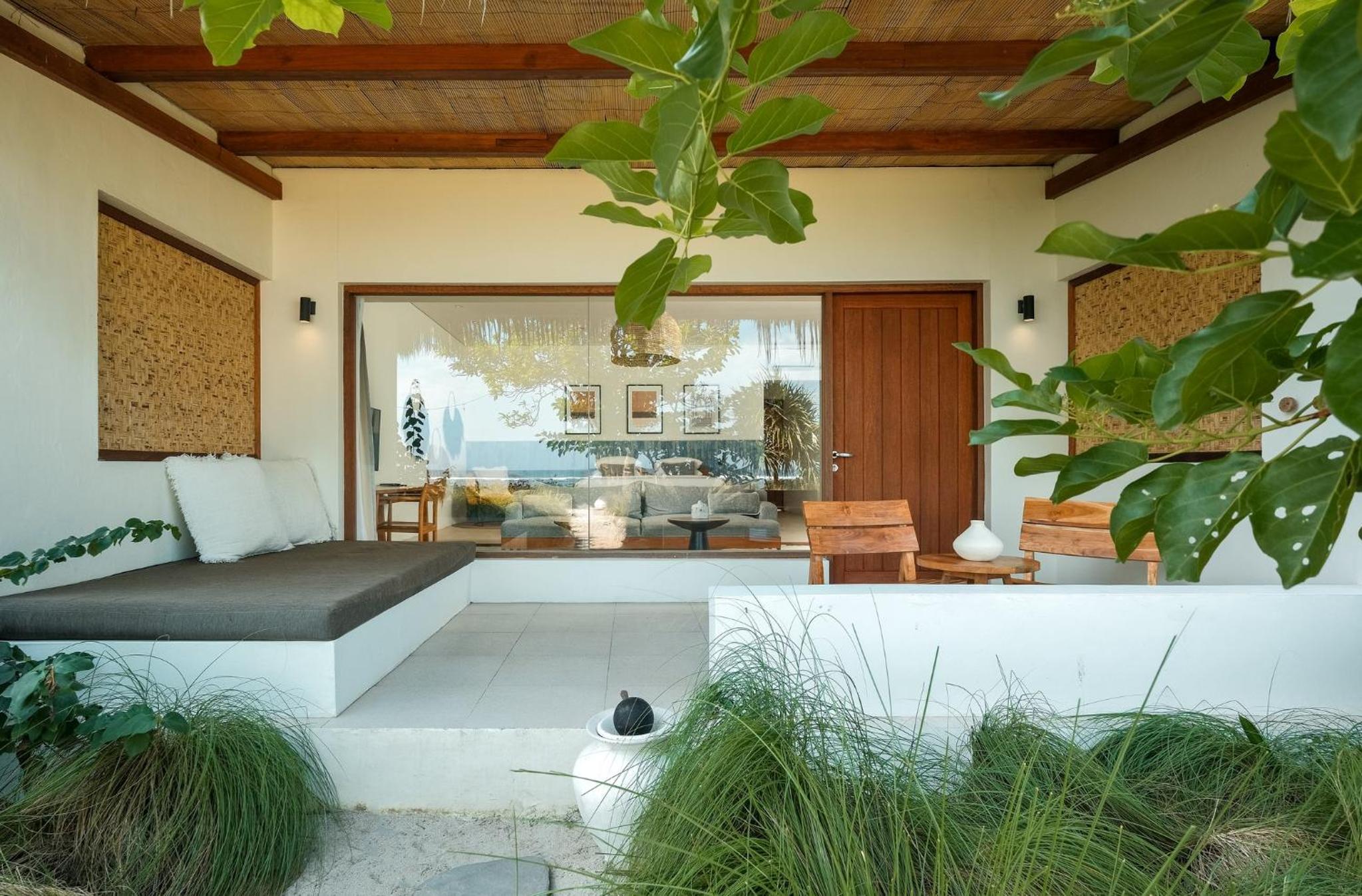 Beachfront Honeymoon Suite - Photo 7