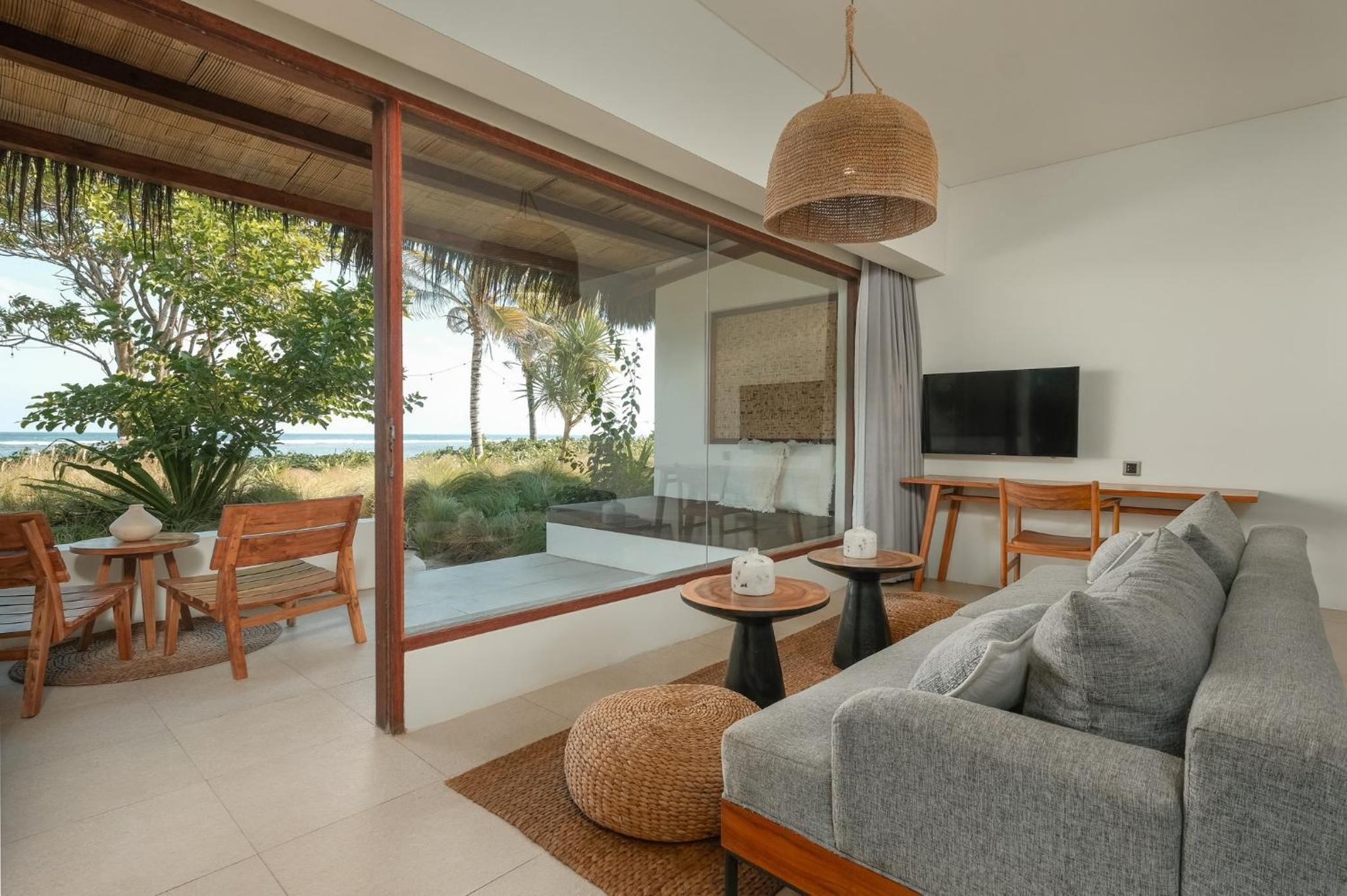 Beachfront Honeymoon Suite - Photo 2