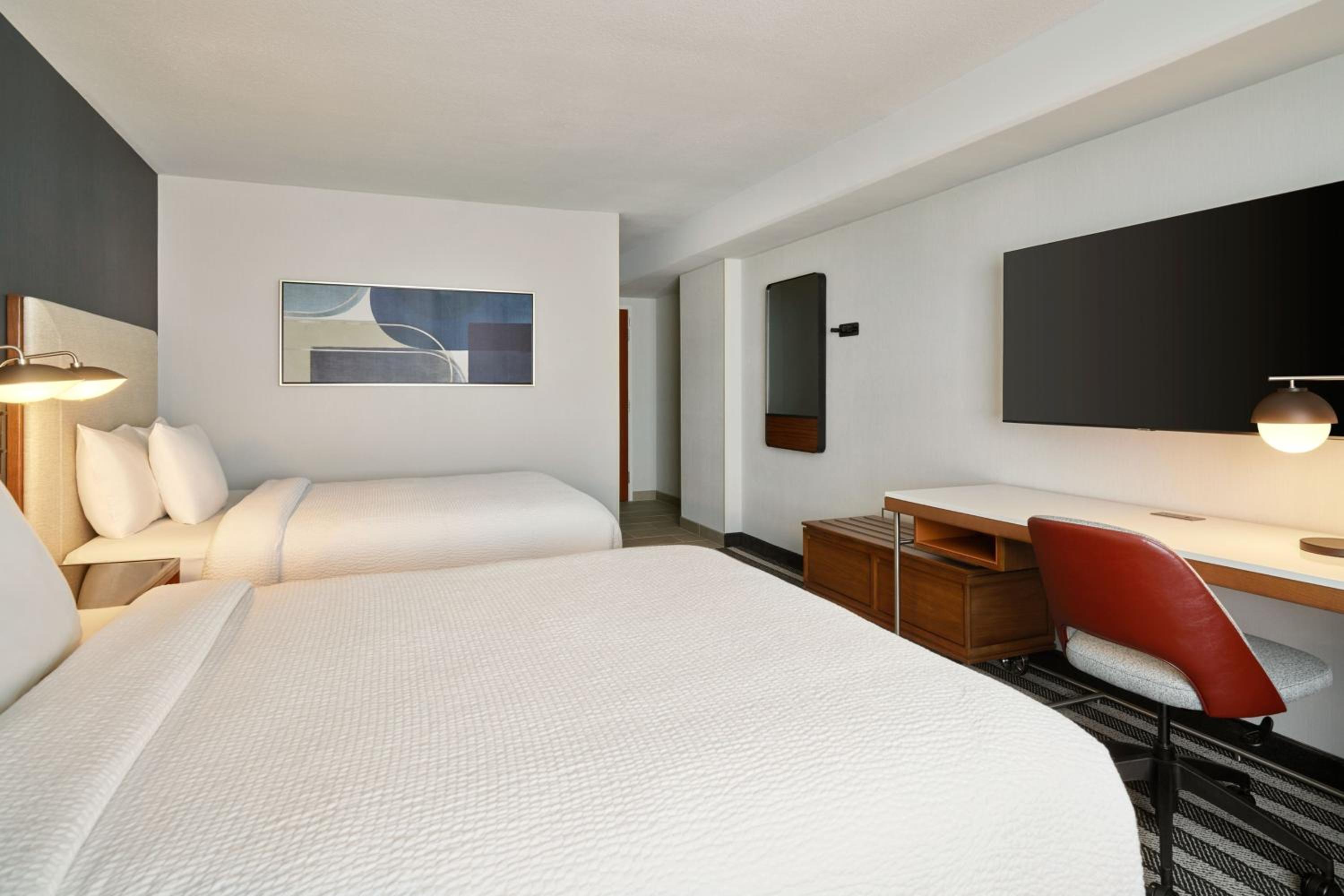 Queen Room with Two Queen Beds and High Floor photo 3