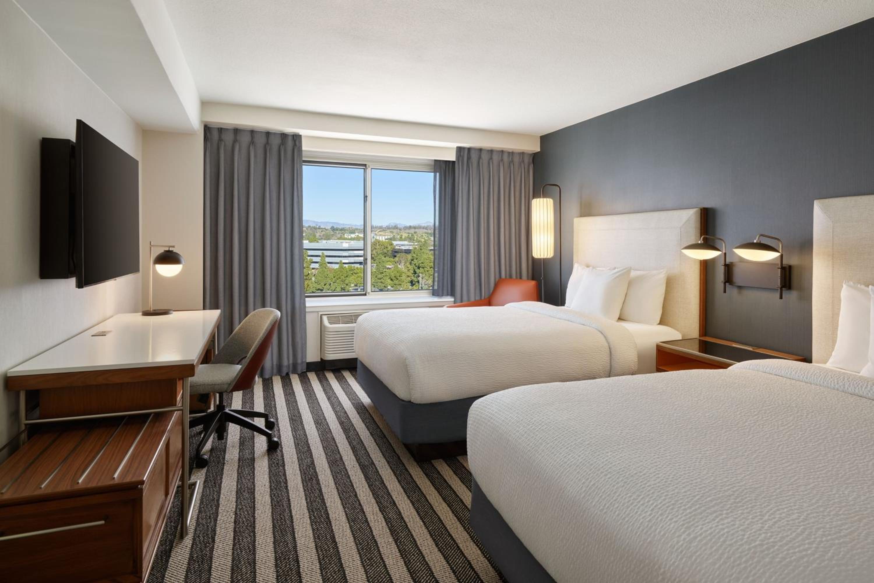 Queen Room with Two Queen Beds and High Floor photo 2