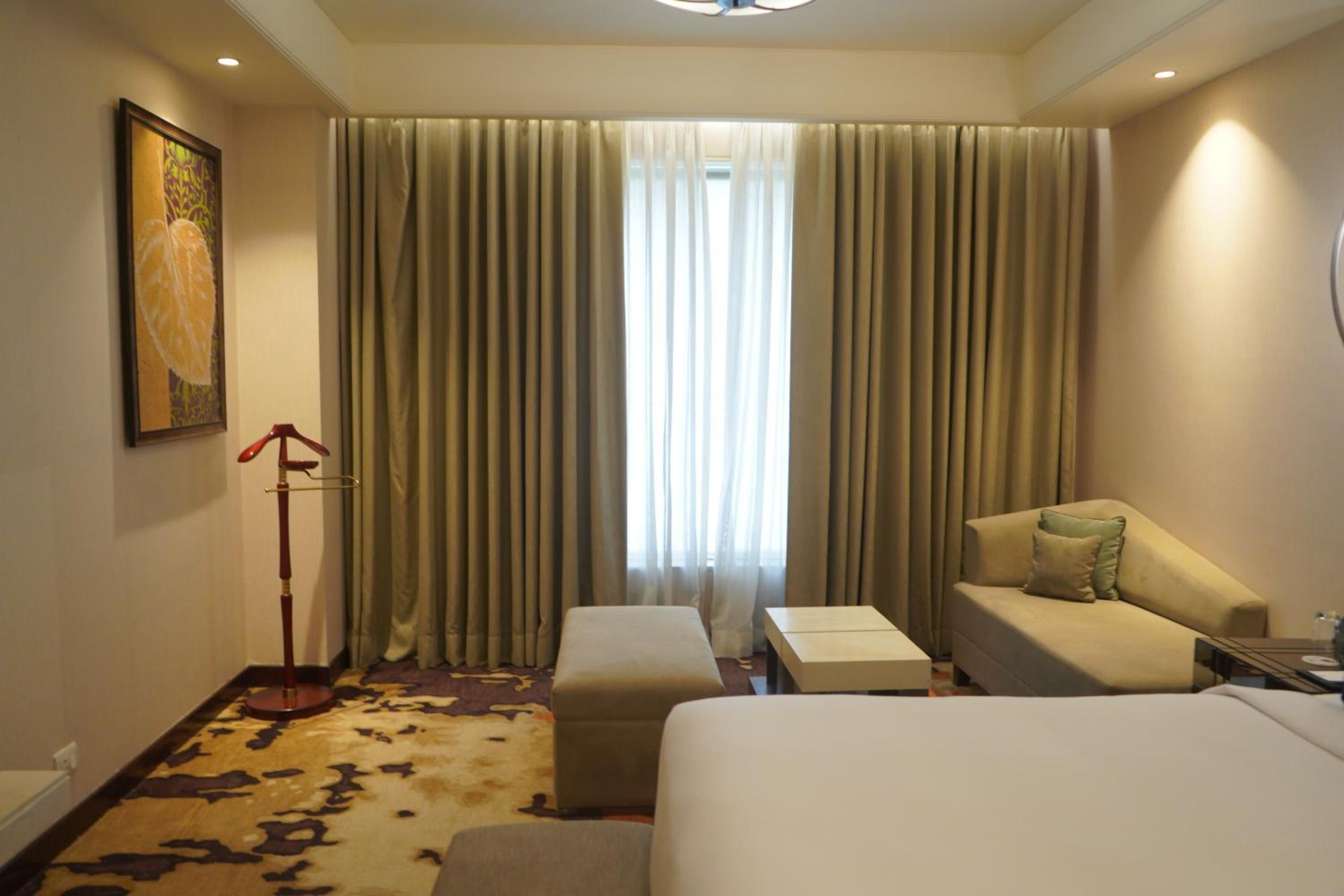 One-Bedroom King Suite with Pool View - Photo 5
