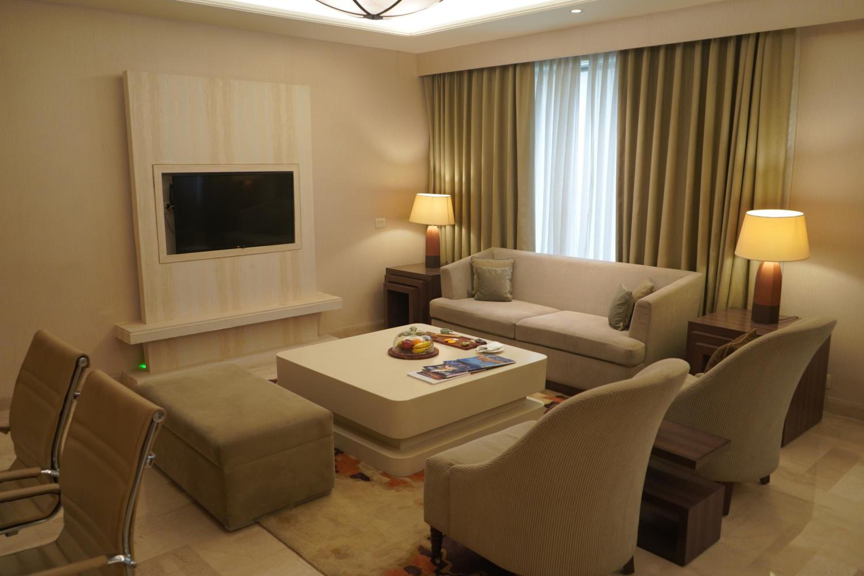 One-Bedroom King Suite with Pool View - Photo 4