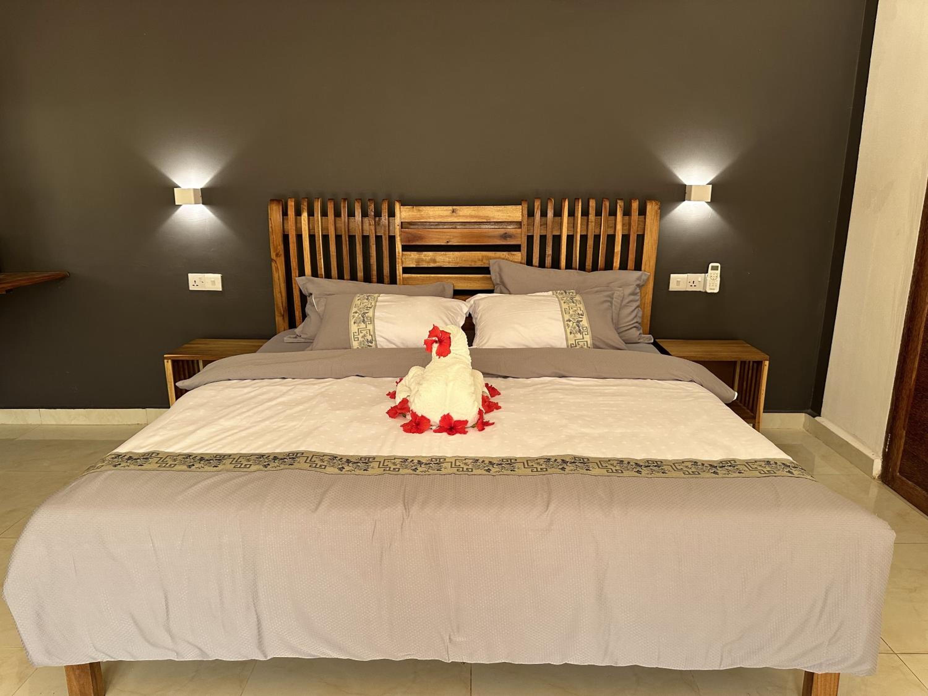 Deluxe Double Room - Photo 11