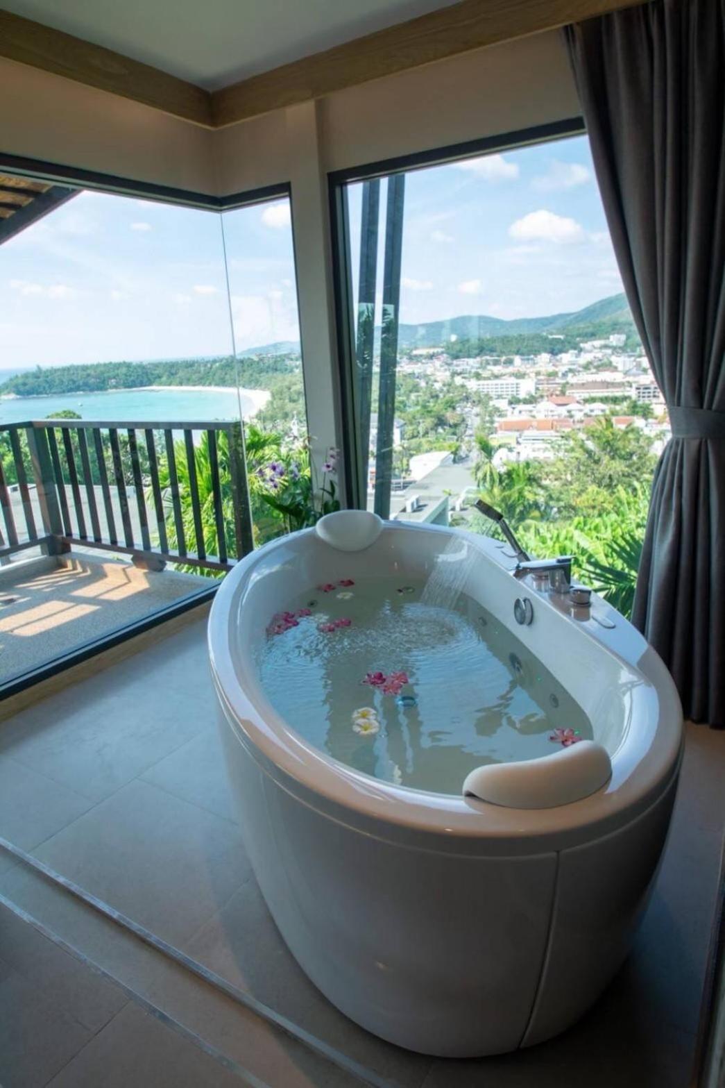 Honeymoon Suite - Photo 13