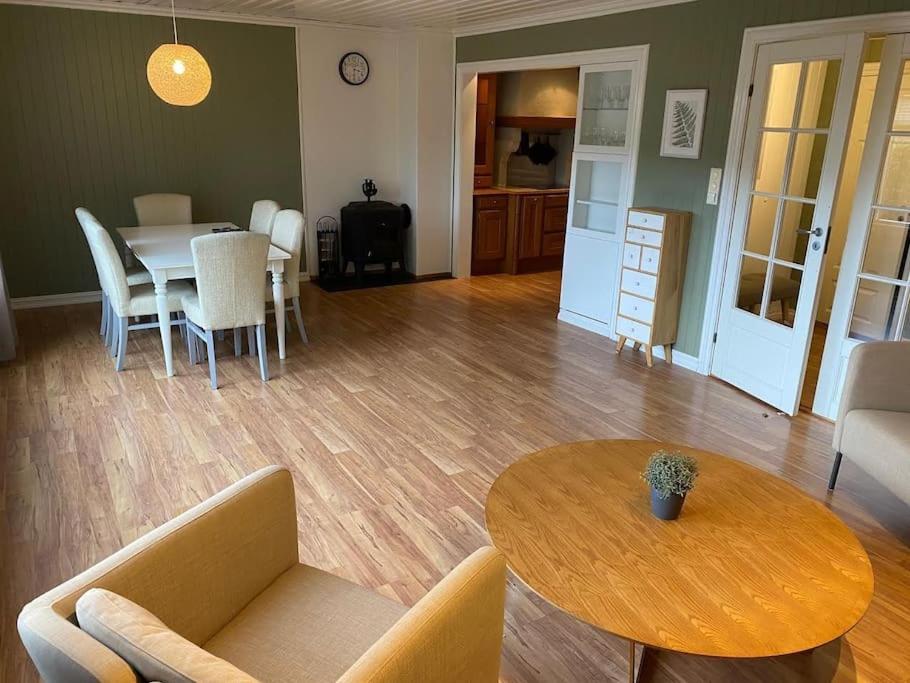 Five-Bedroom House photo 1
