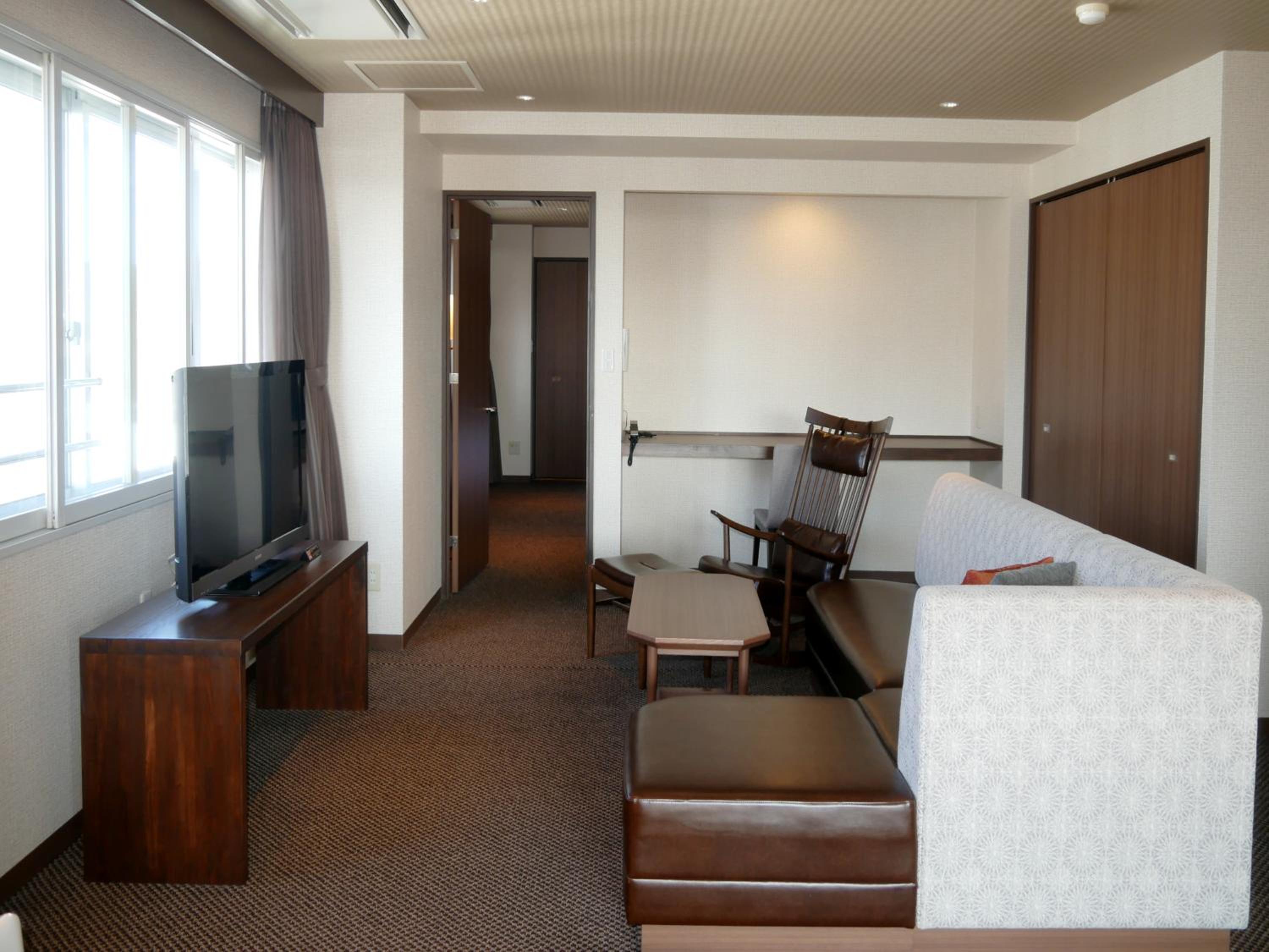 Suite Room with Living Room-Street View photo 2