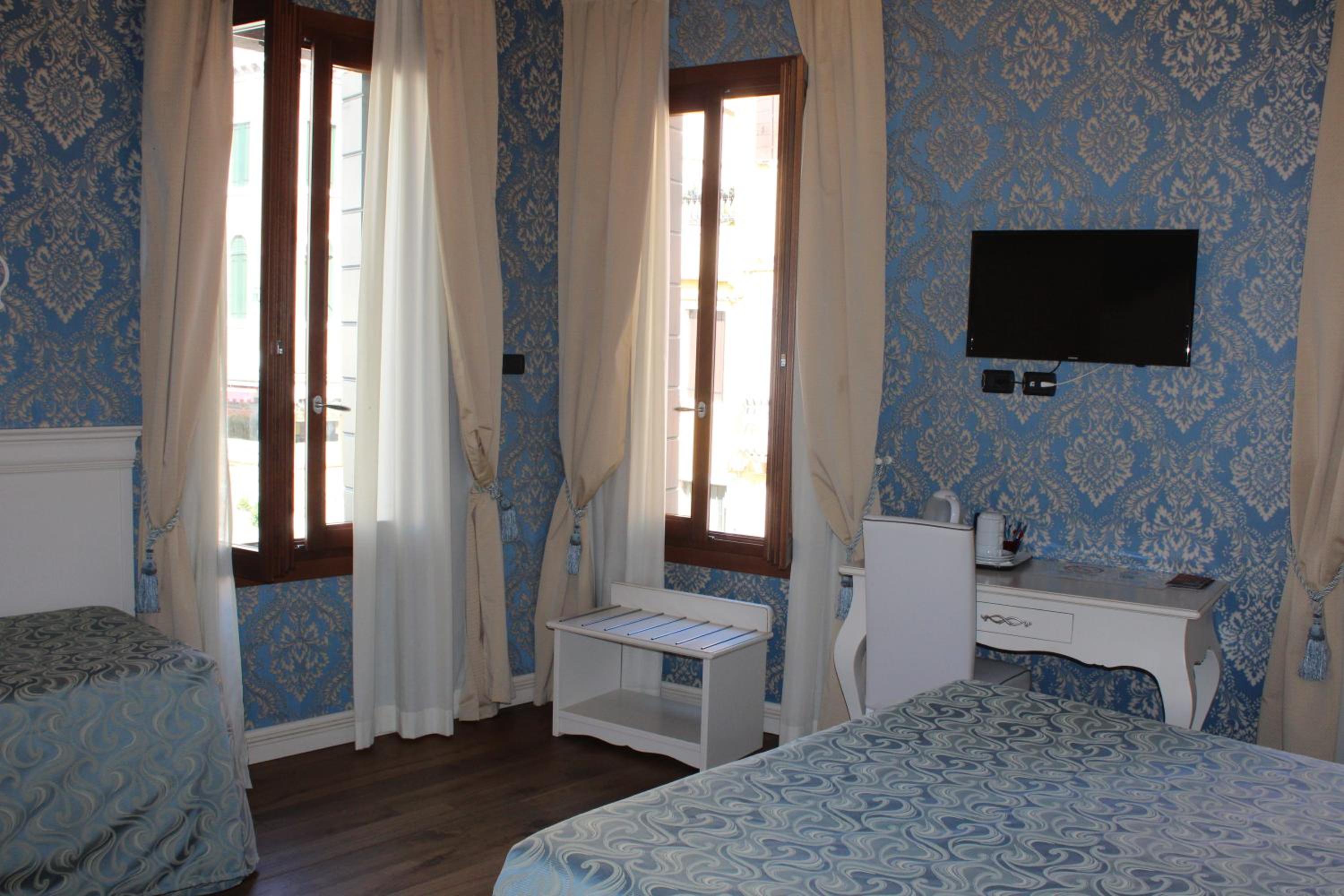 Deluxe Junior Suite with Canal View  photo 2