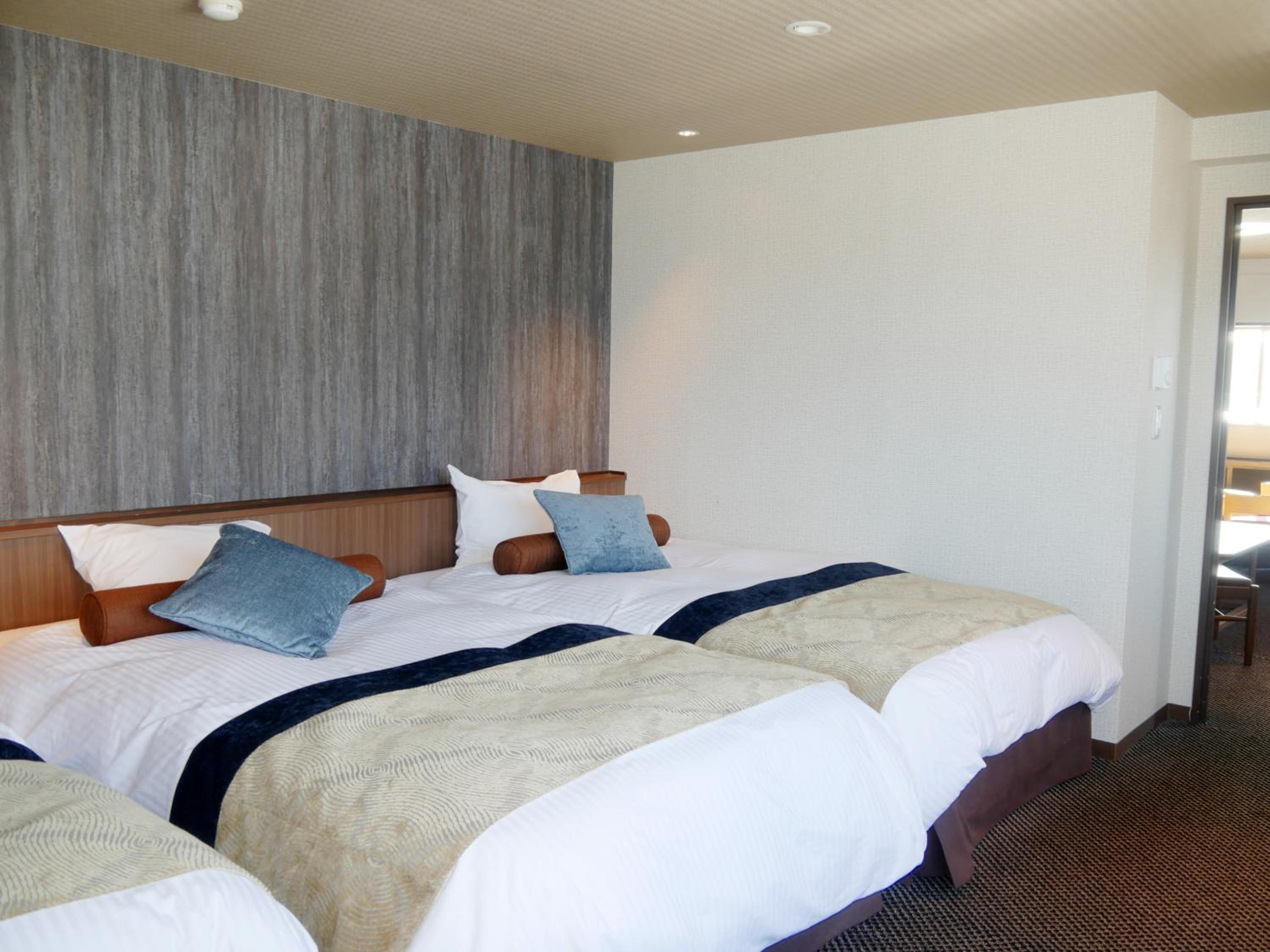 Suite Room with Living Room-Street View photo 3