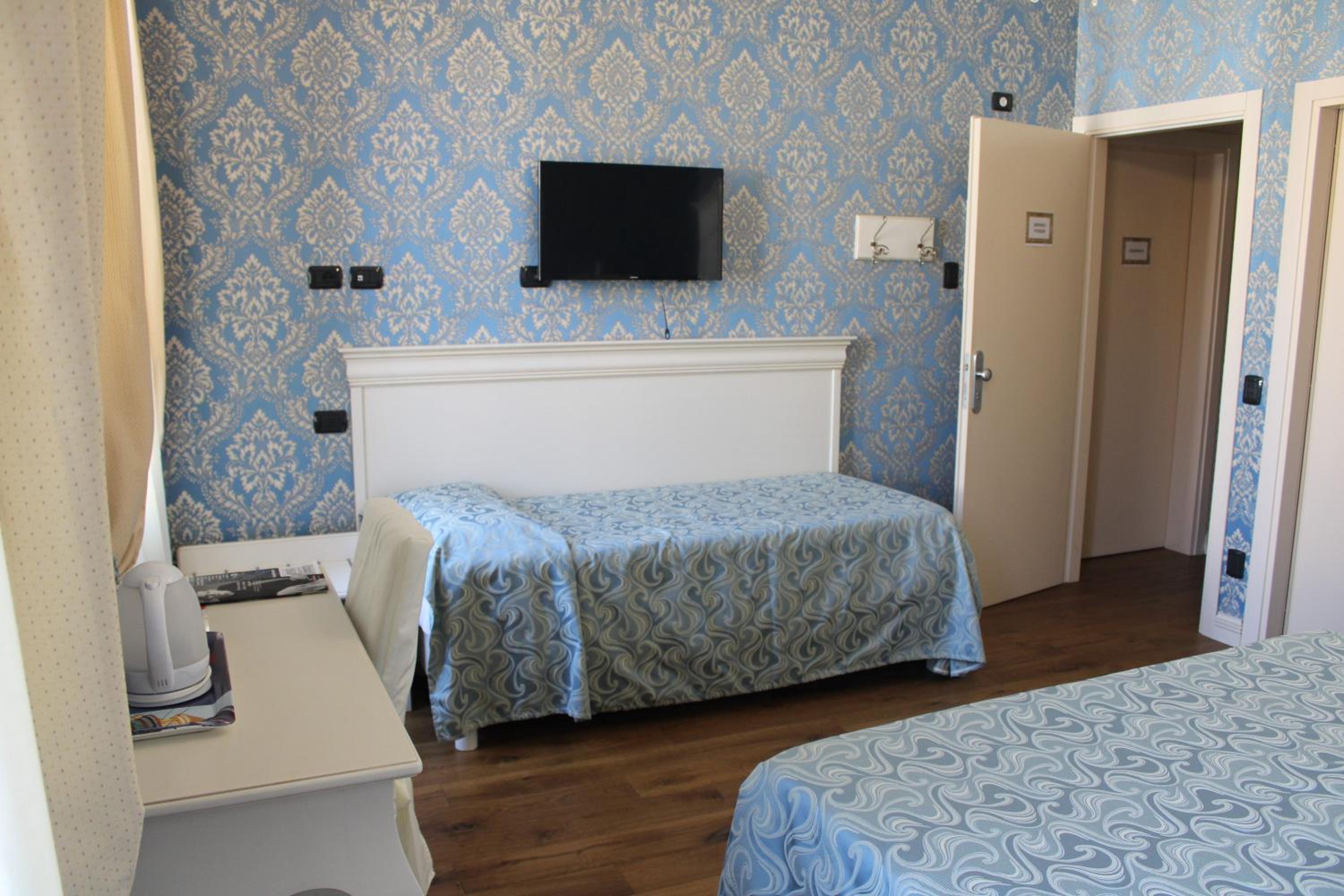 Deluxe Junior Suite with Canal View  photo 3