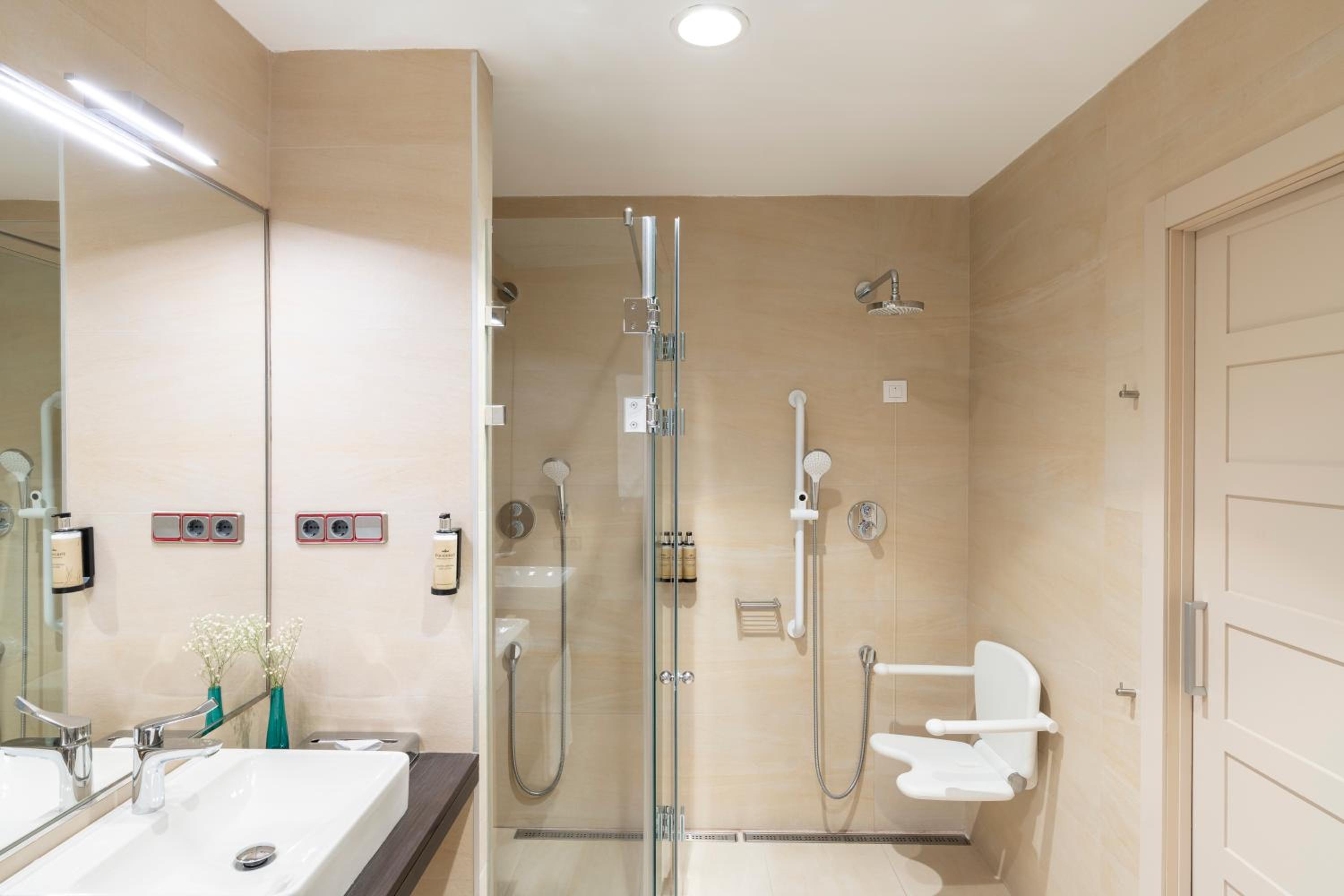 Standard Twin Room - Photo 9