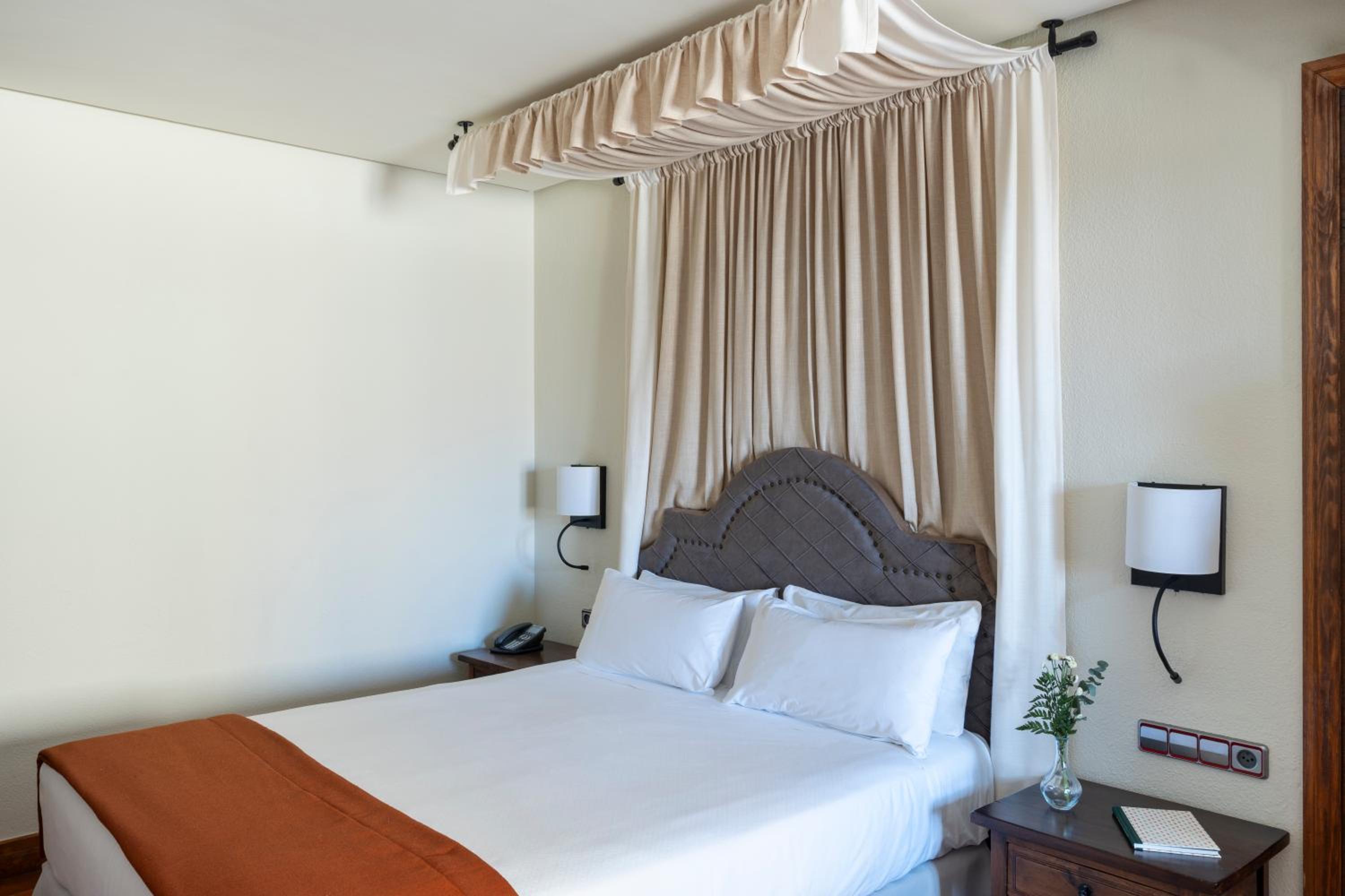 Standard Twin Room - Photo 1
