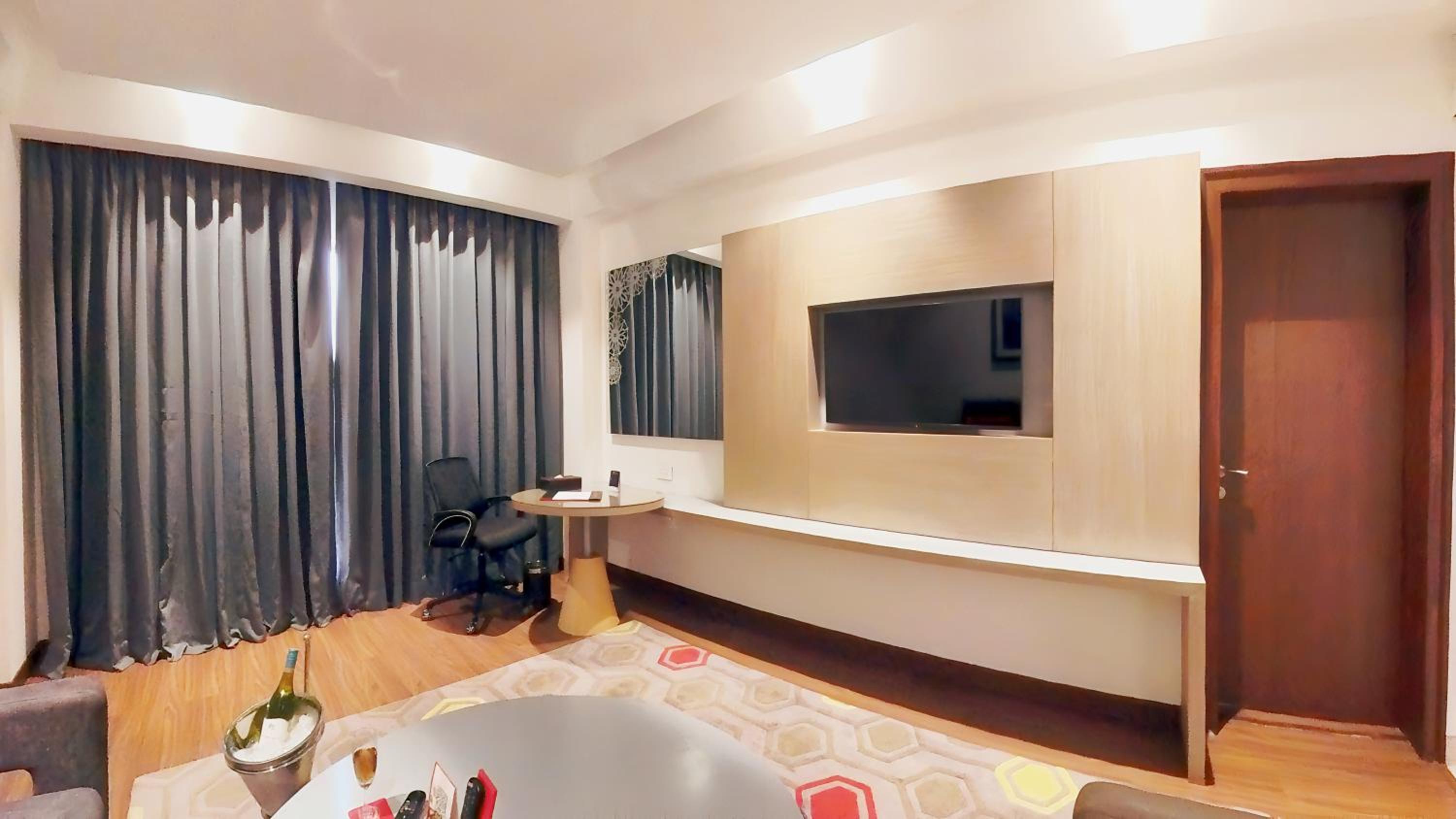 One-Bedroom Queen Suite - Non-Smoking - Photo 2