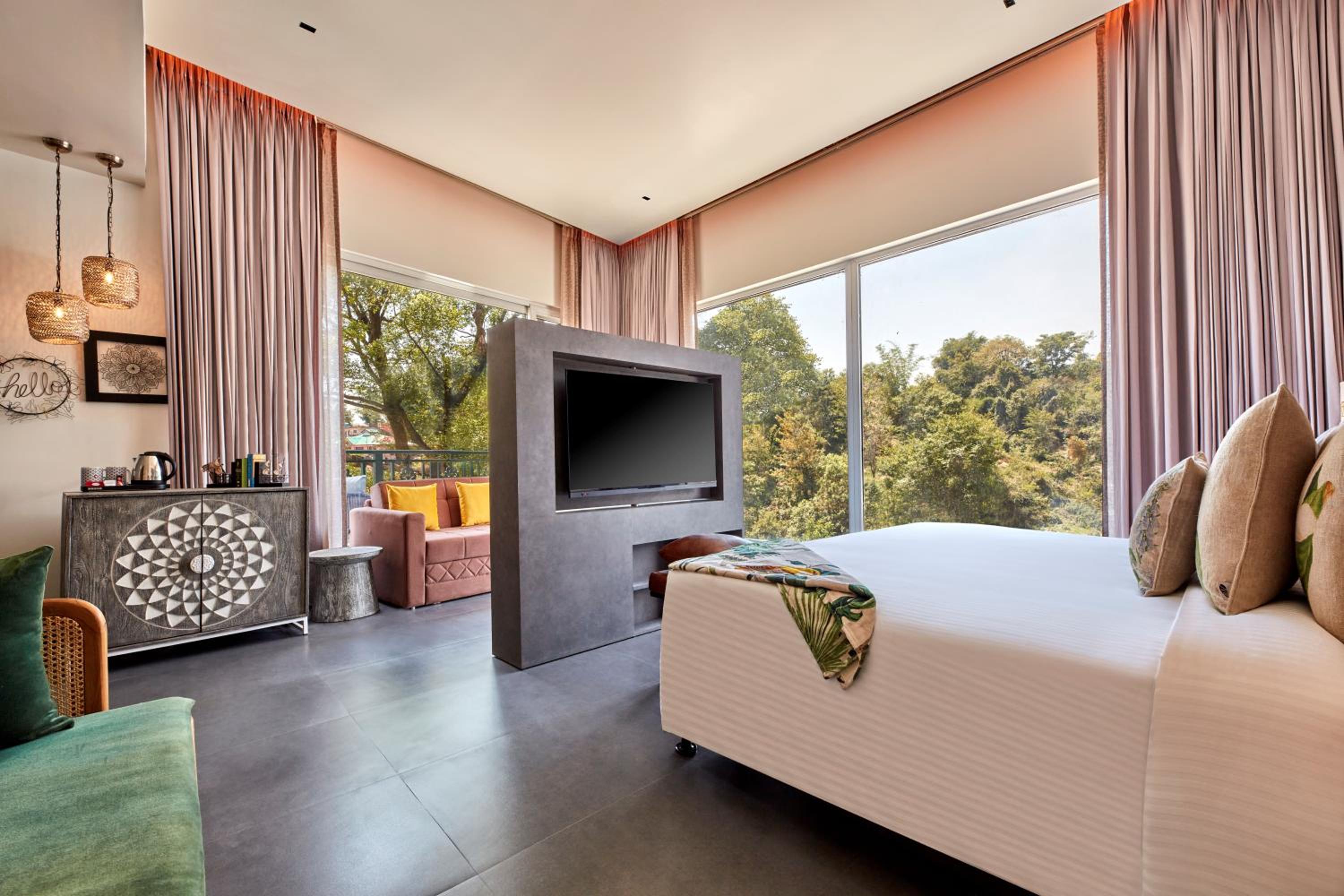 Premium Room with Balcony - Photo 4