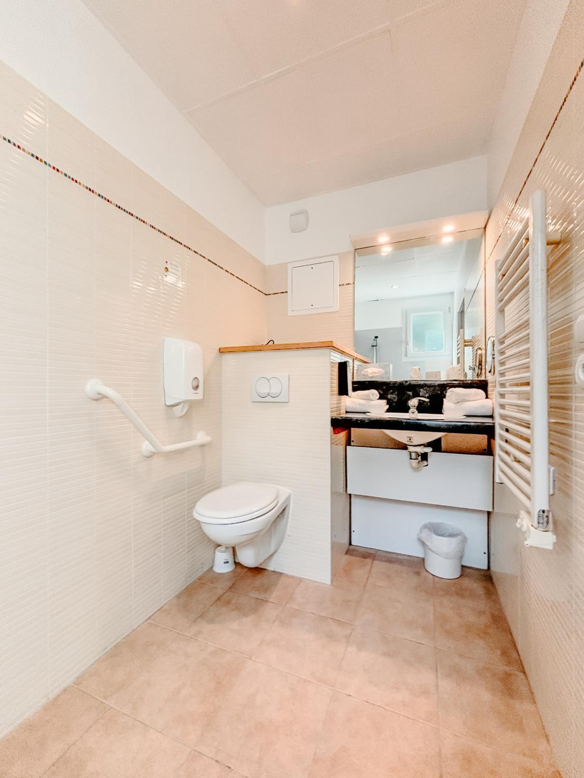 Apartment with Terrace - Photo 7