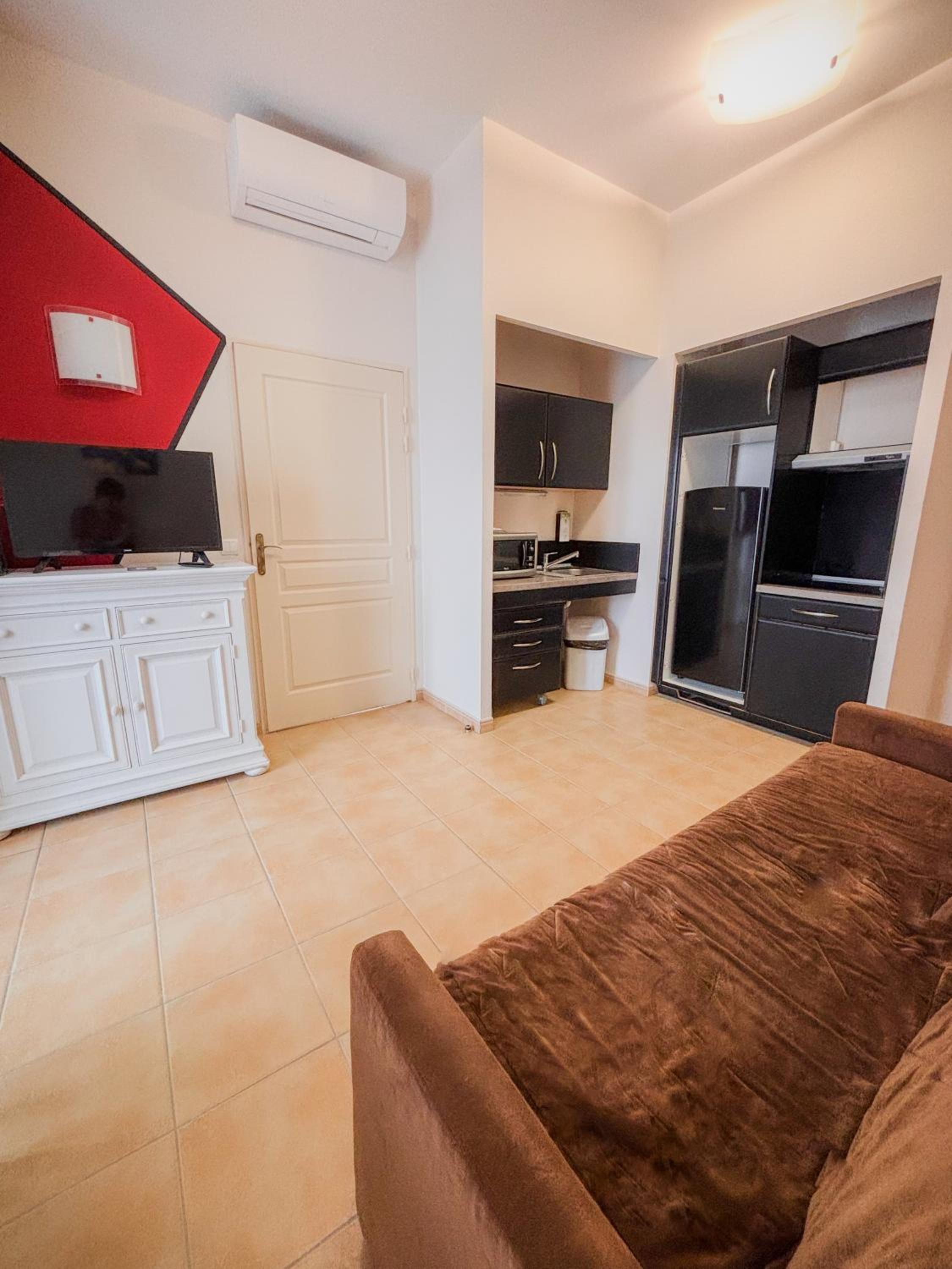 Apartment with Terrace - Photo 2