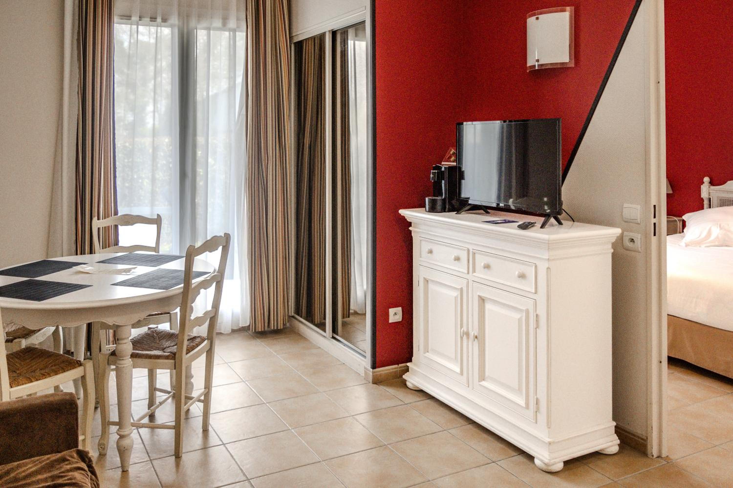 Apartment with Terrace - Photo 4