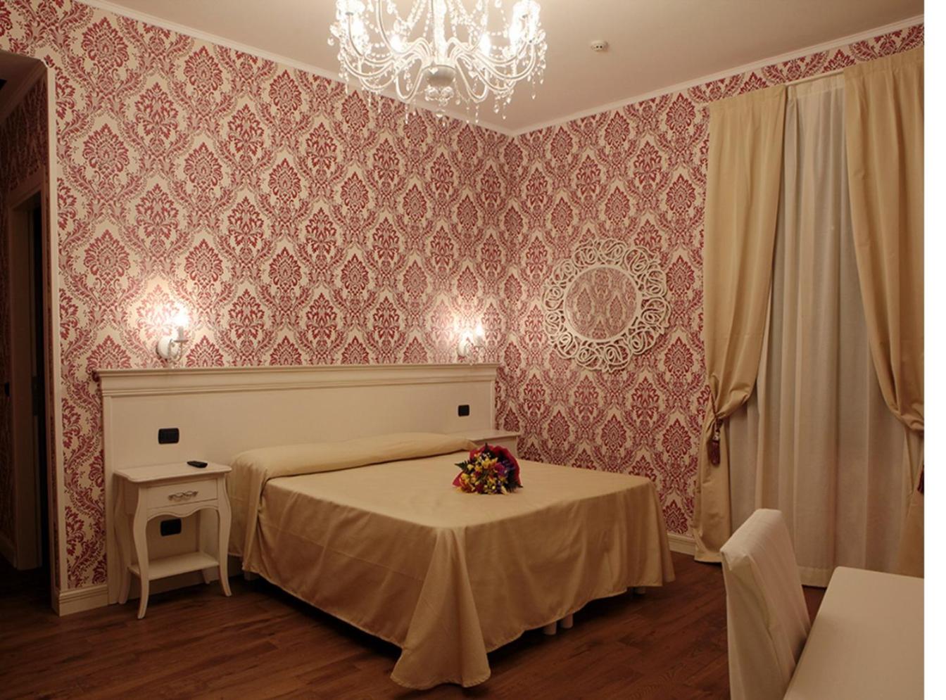 Deluxe Suite with Canal View photo 3