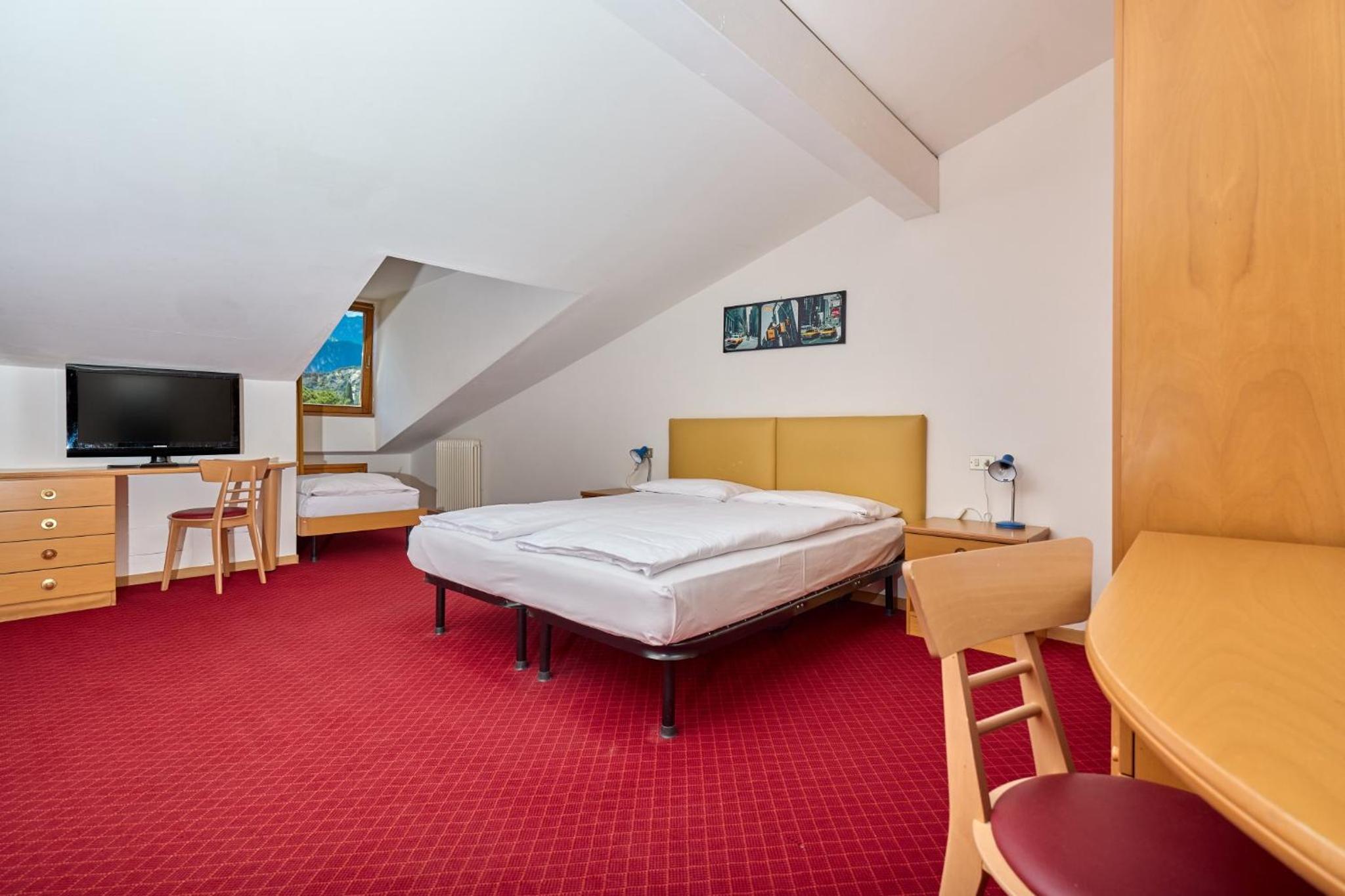 Economy Triple Room photo 3