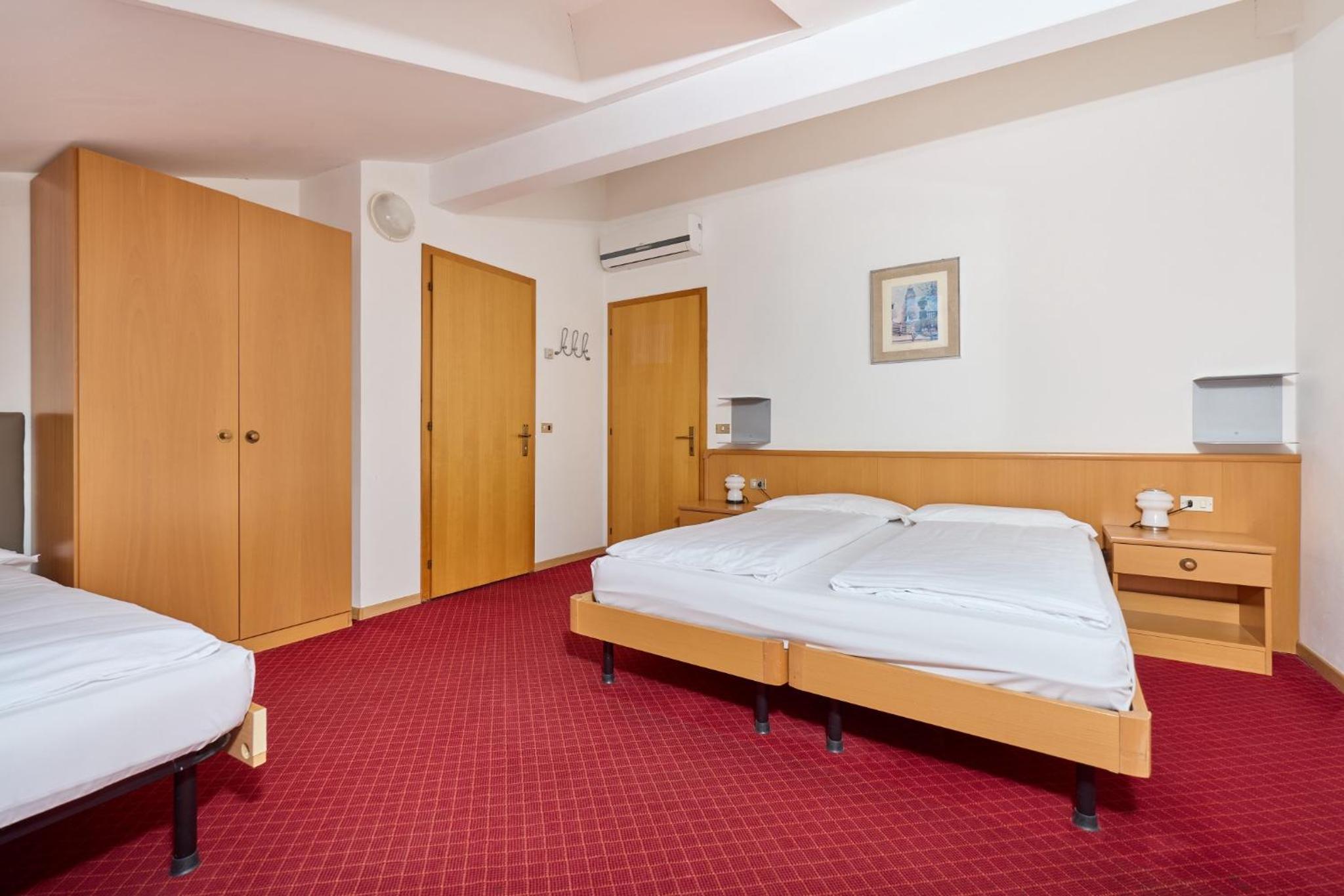 Economy Triple Room photo 2
