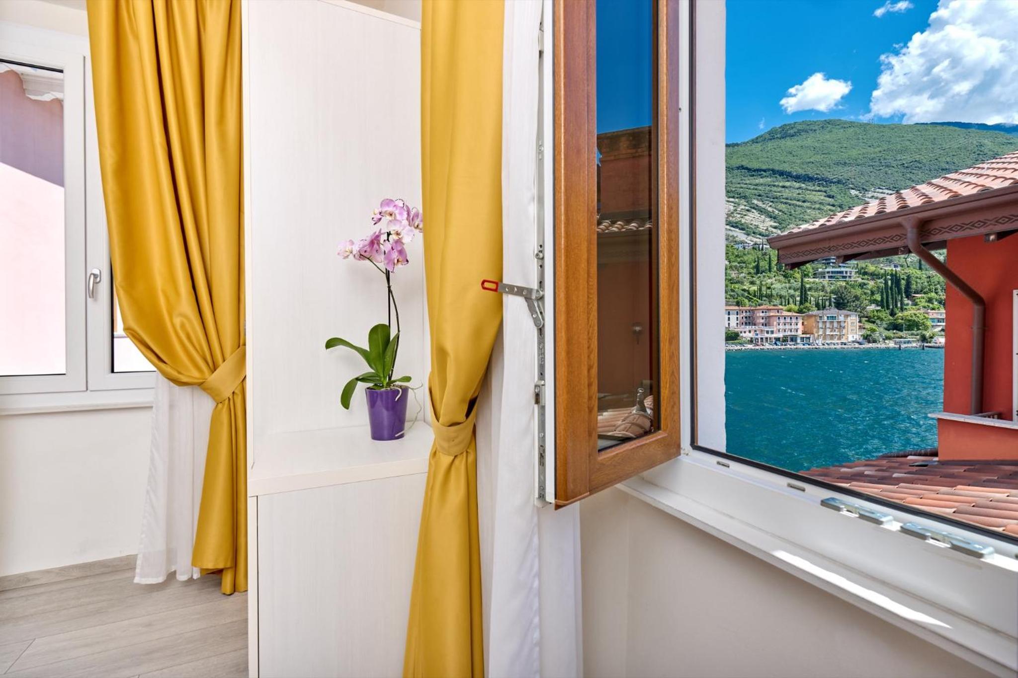 Superior Double Room with Side Lake View photo 3