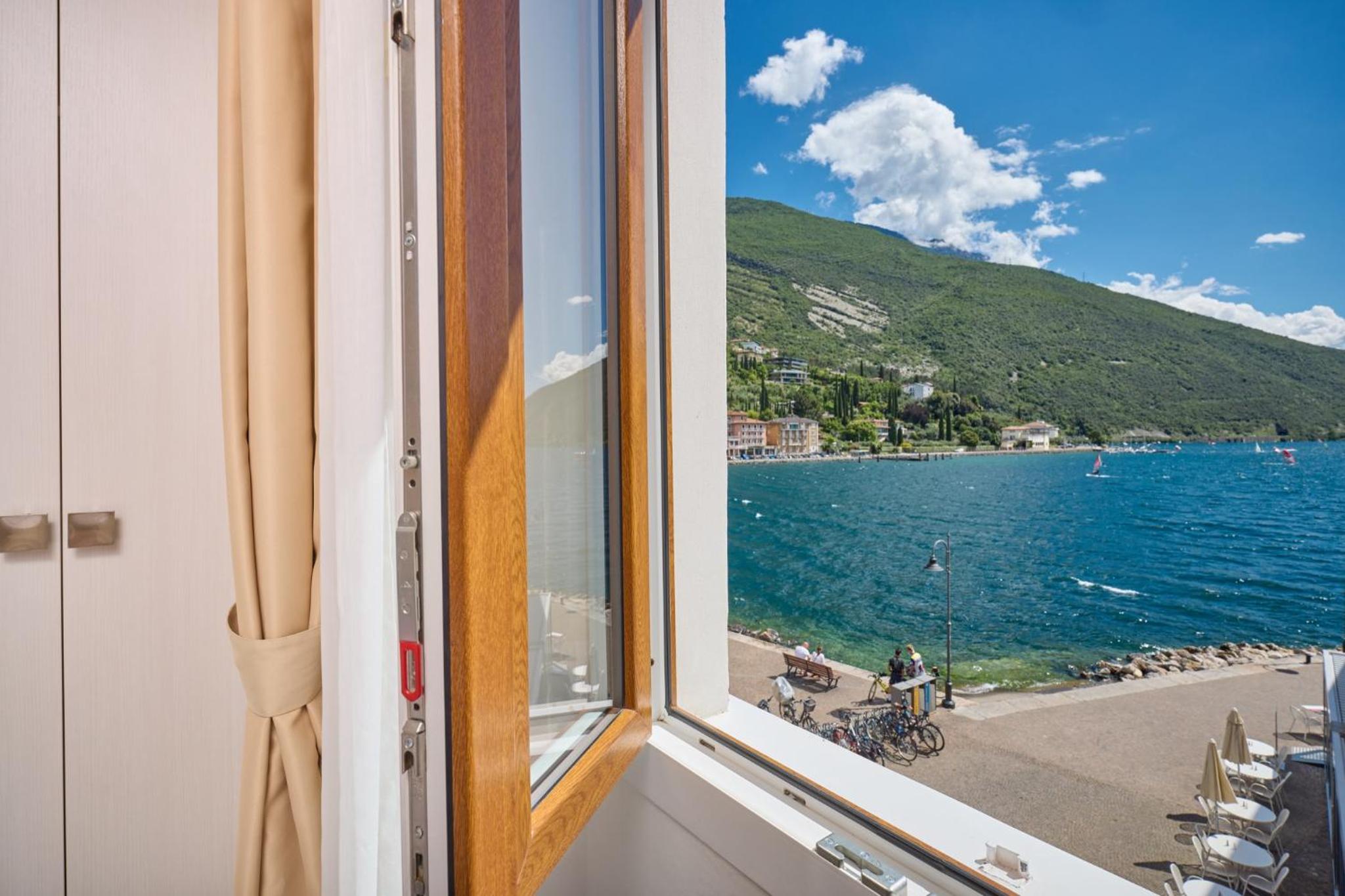 Superior Double Room with Lake View photo 2