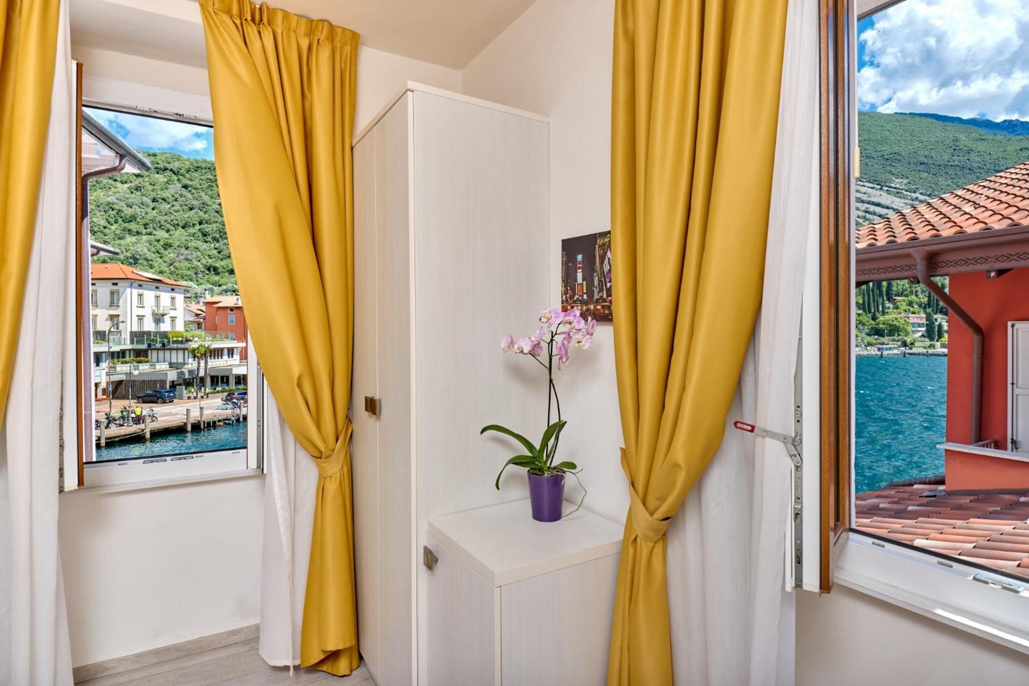 Superior Double Room with Side Lake View photo 2