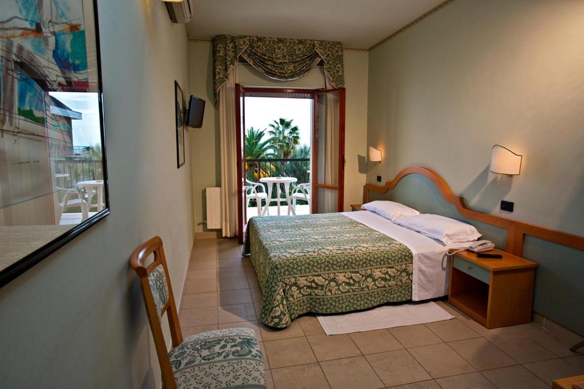 Standard Triple Room with Sea View