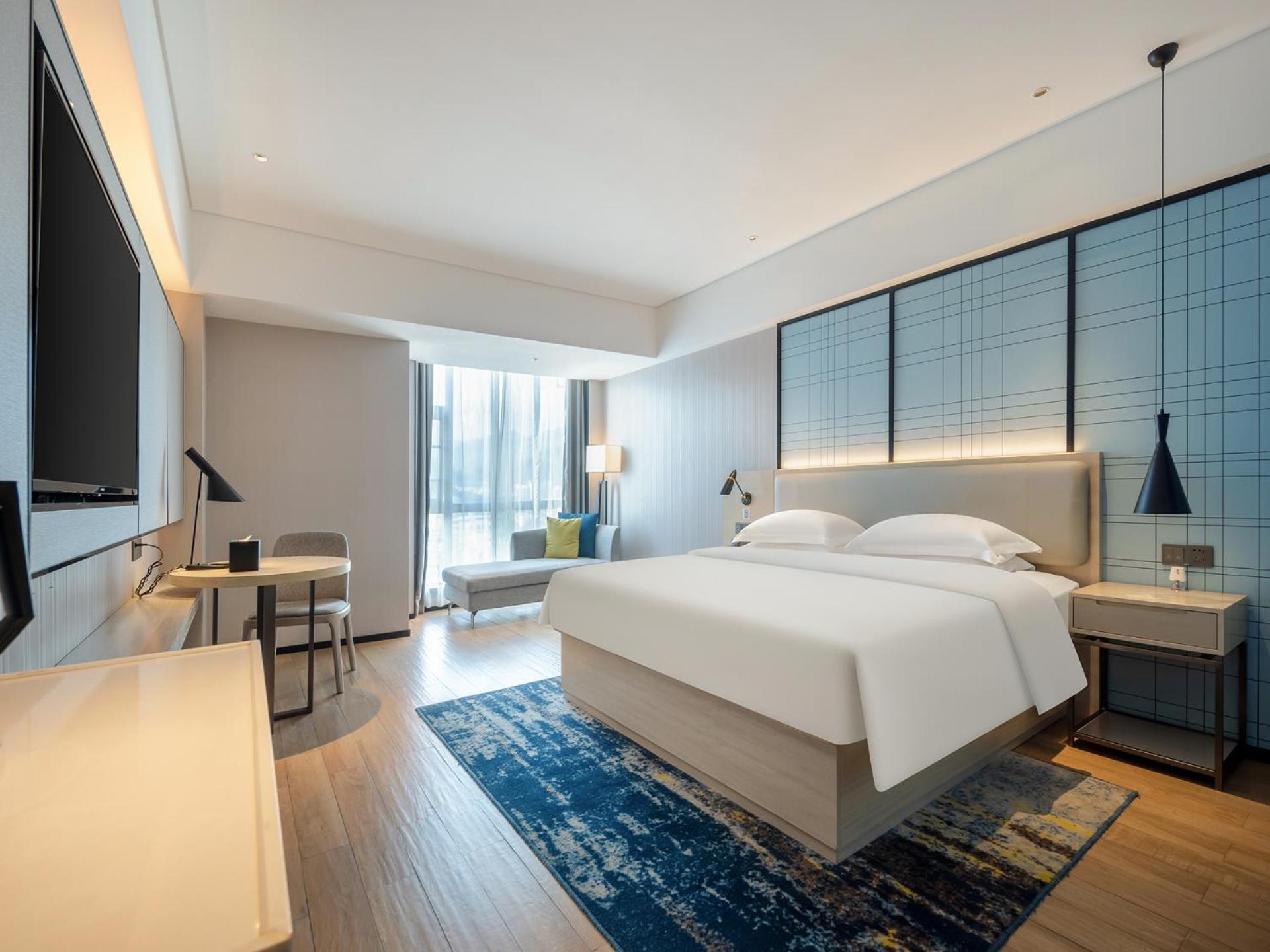 Deluxe Queen Room