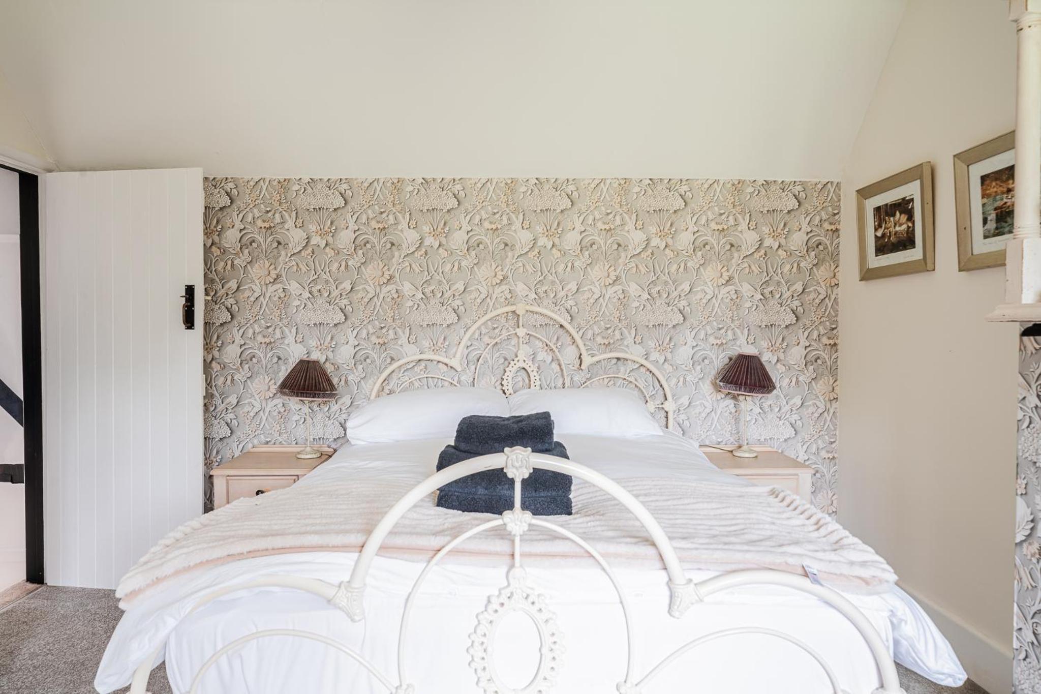 Five-Bedroom House photo 1