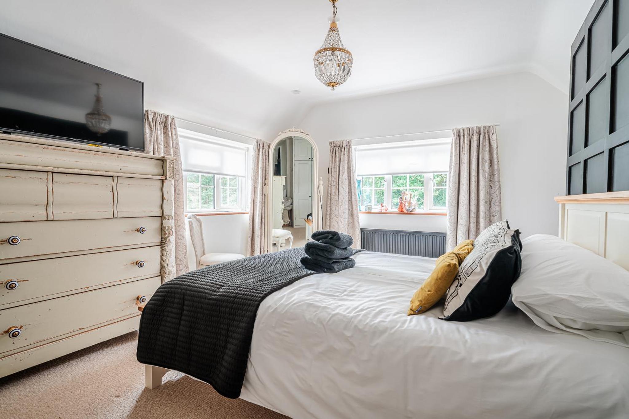 Five-Bedroom House photo 2