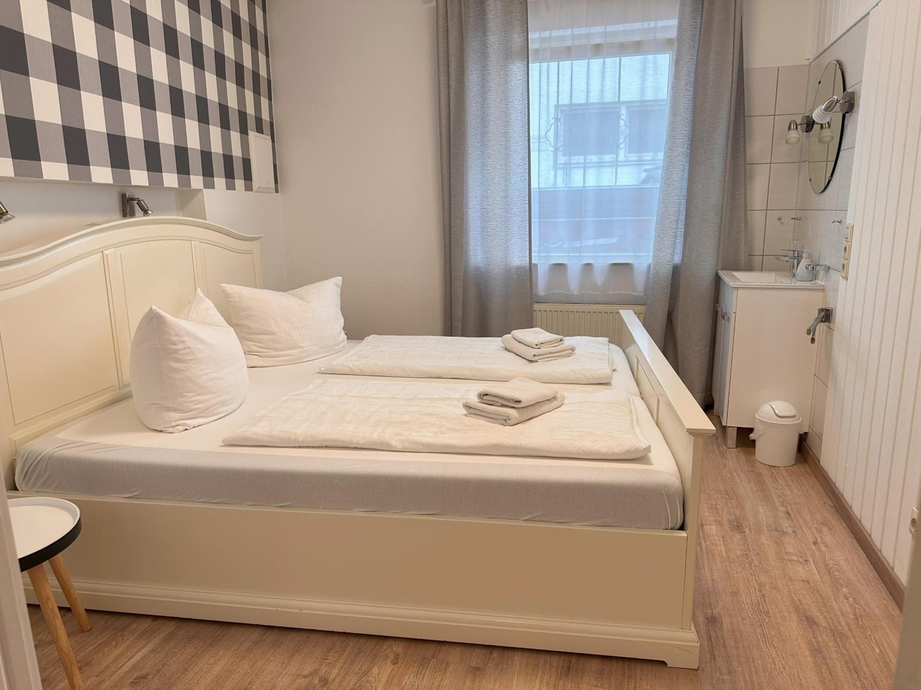 One-Bedroom Apartment with small Bathroom - Photo 1