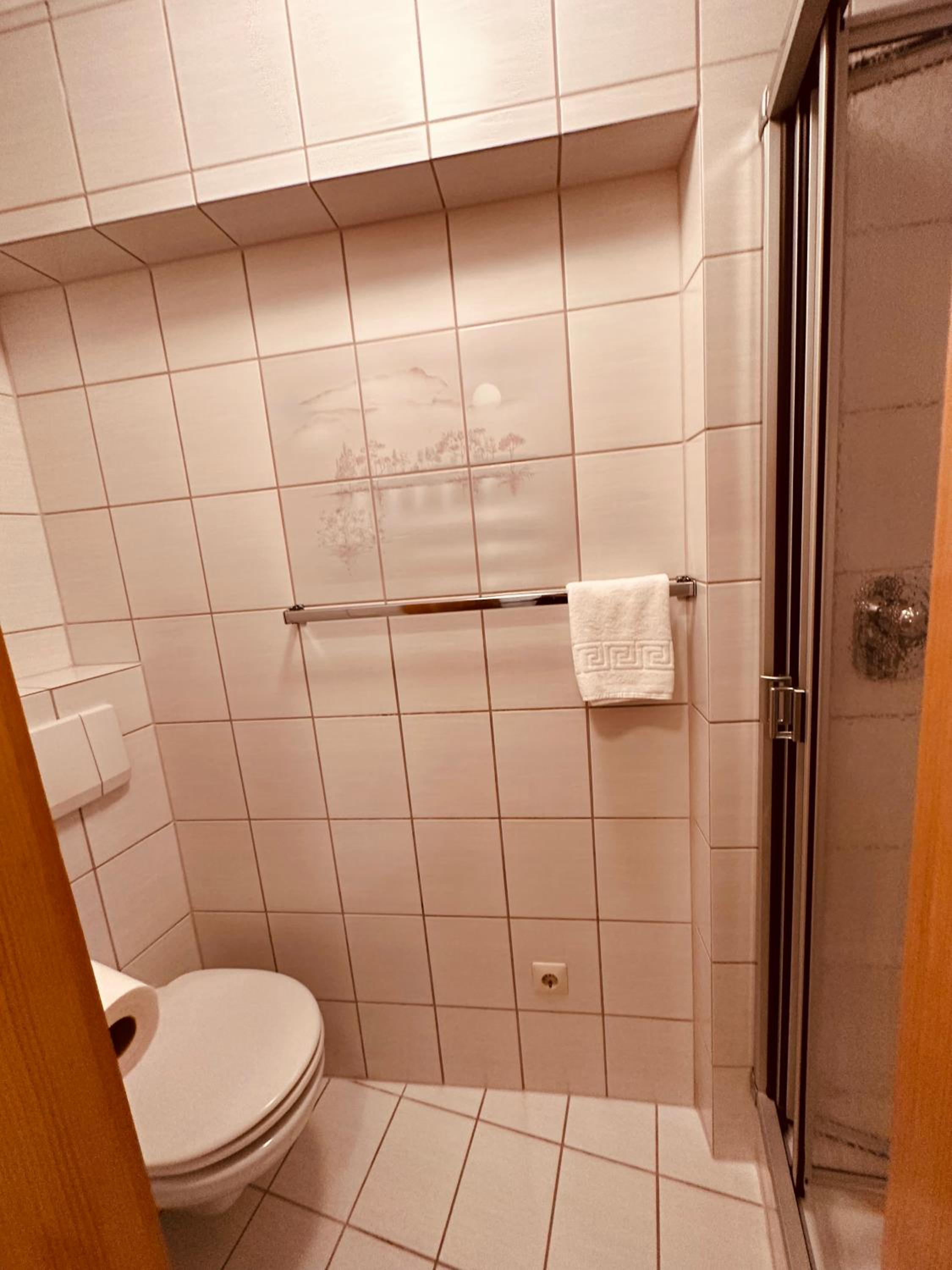 One-Bedroom Apartment with small Bathroom - Photo 2