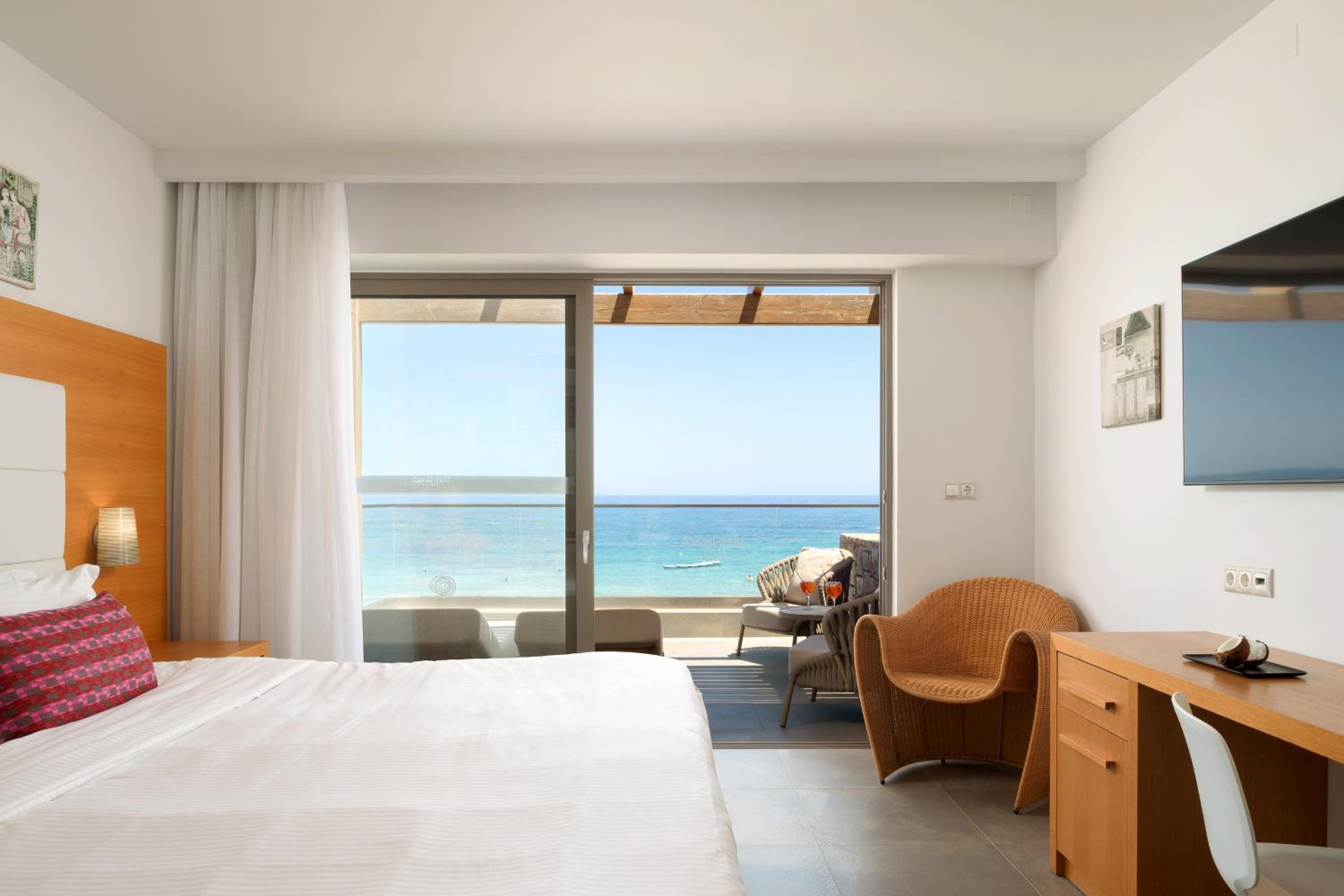 Deluxe Grand Two-Bedroom Suite Beach Front - Photo 10