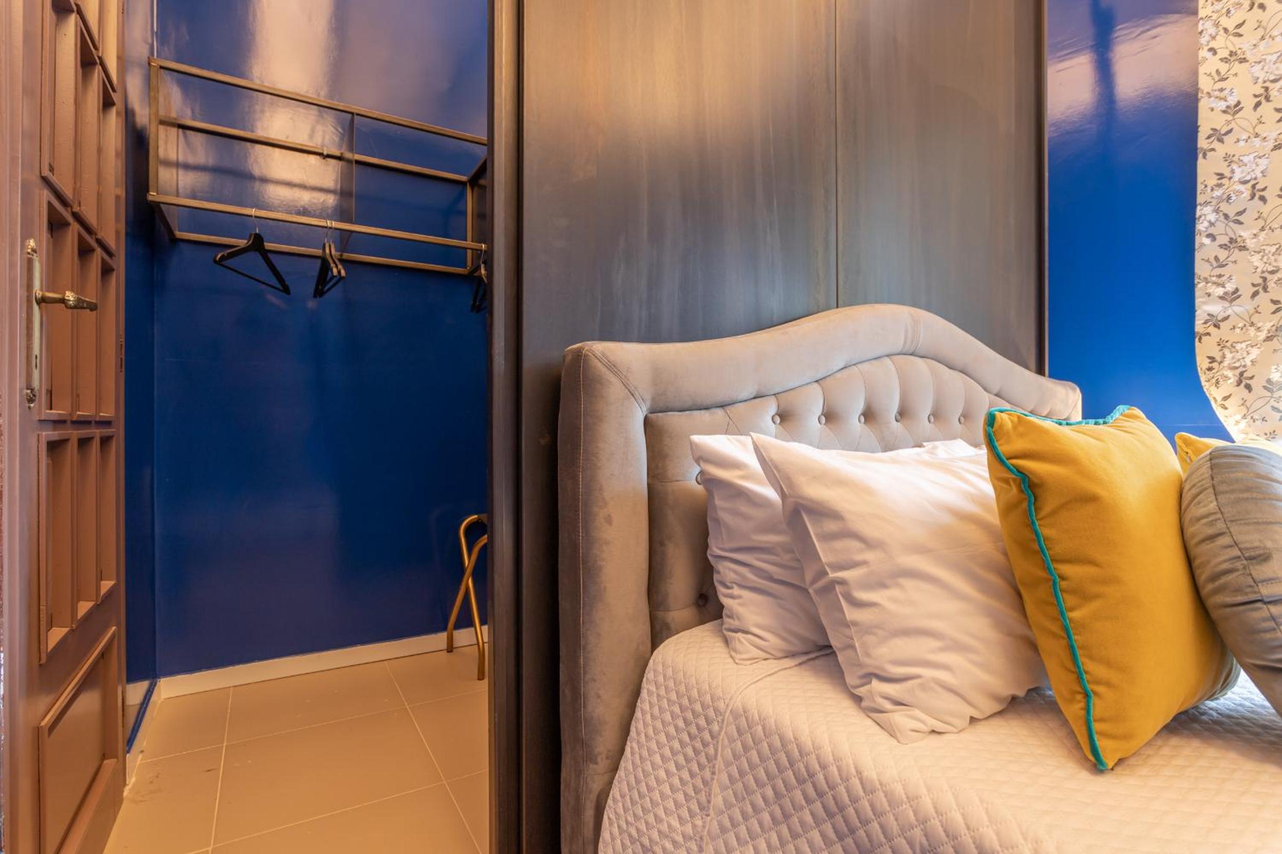 Deluxe One-Bedroom Apartment