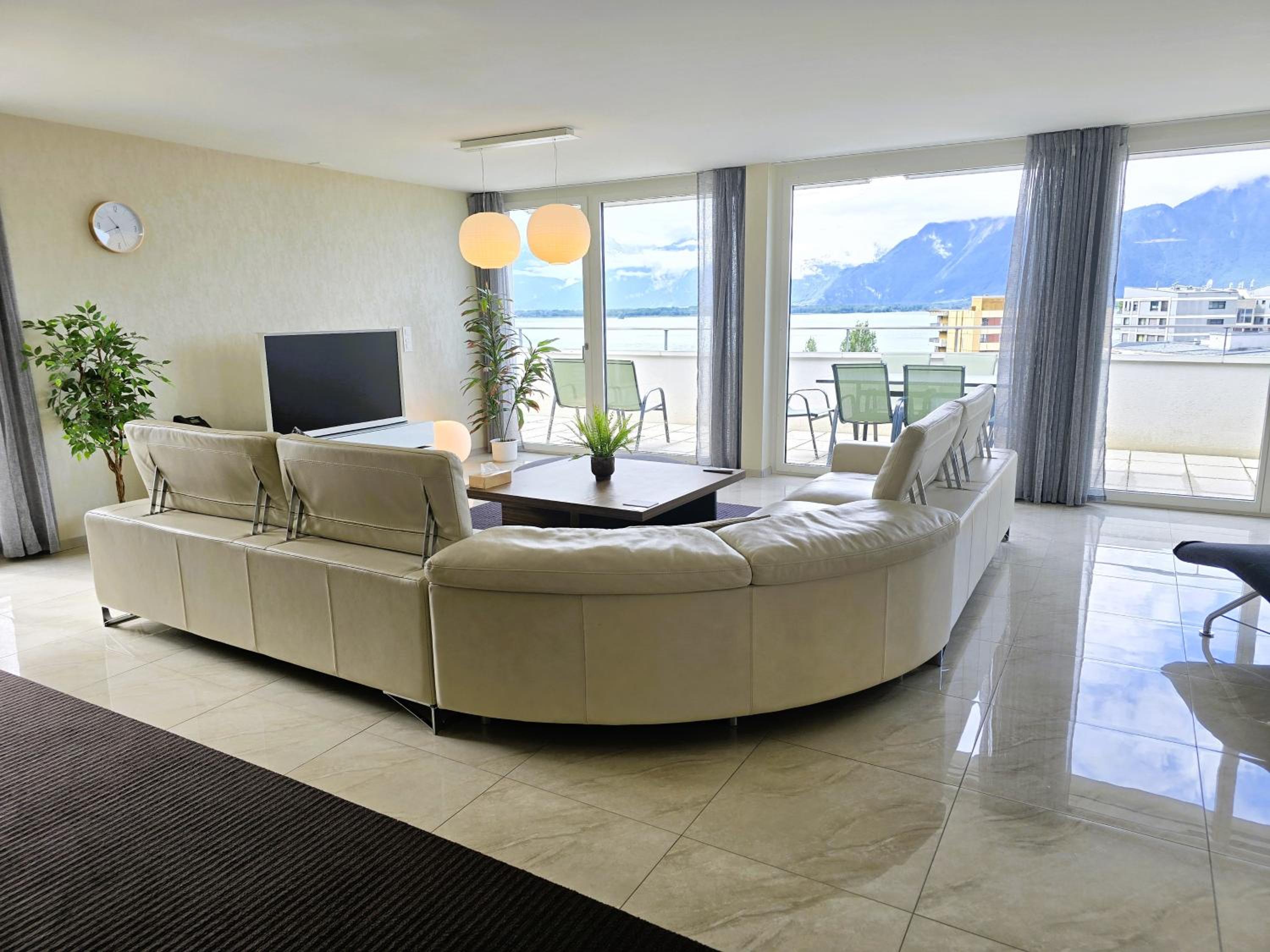 Four-Bedroom Apartment with Lake View photo 2