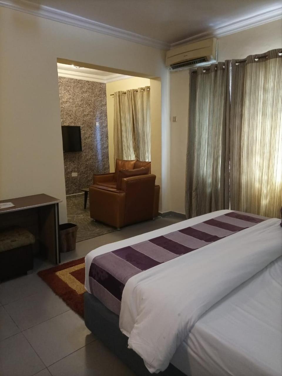 King Suite with Balcony photo 3