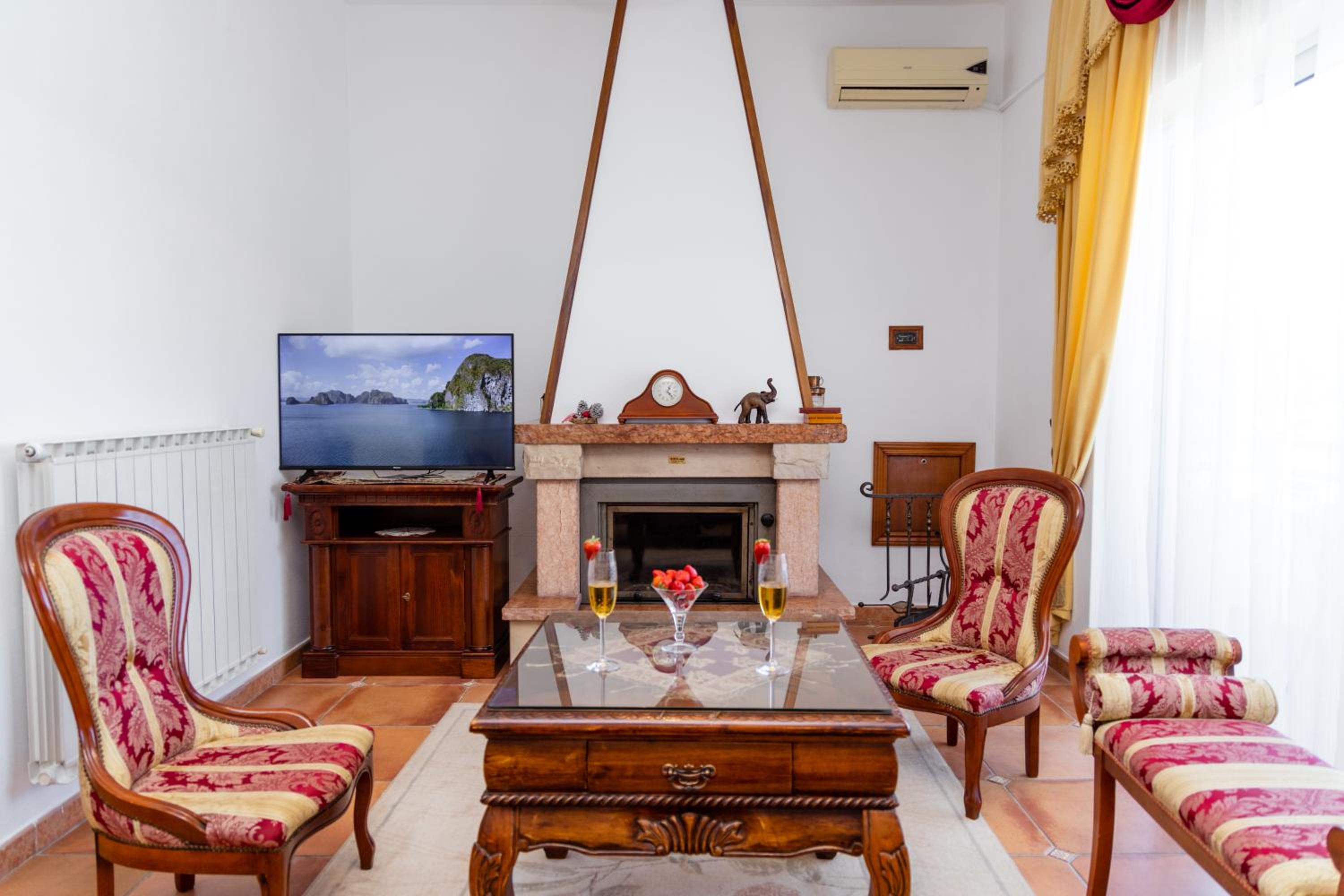 One-Bedroom Apartment With Lake View