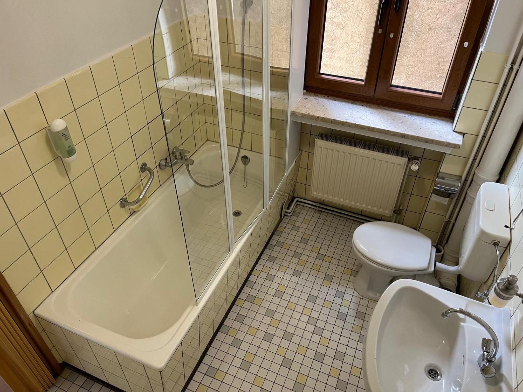 Single Room with Bath photo 2