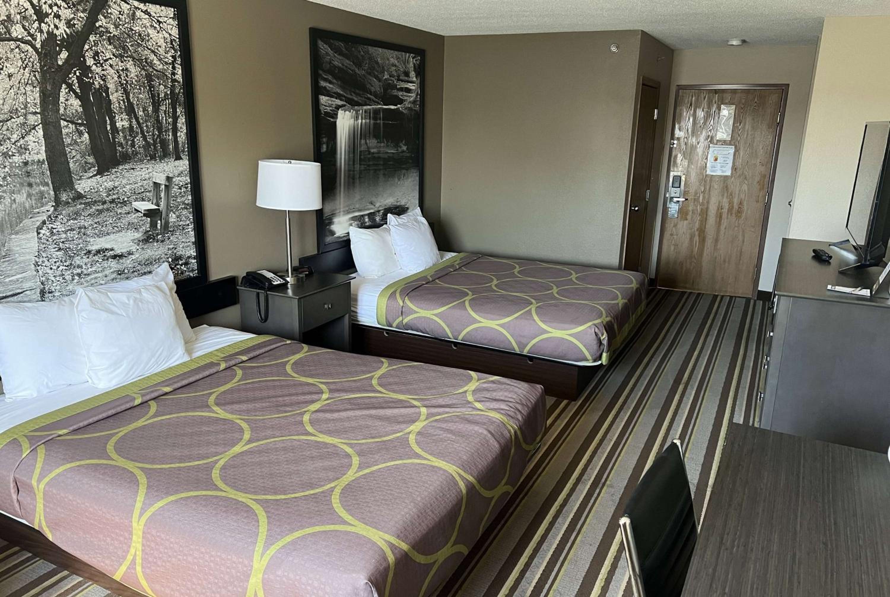 Queen Room With Two Queen Beds - Non-Smoking - Photo 3