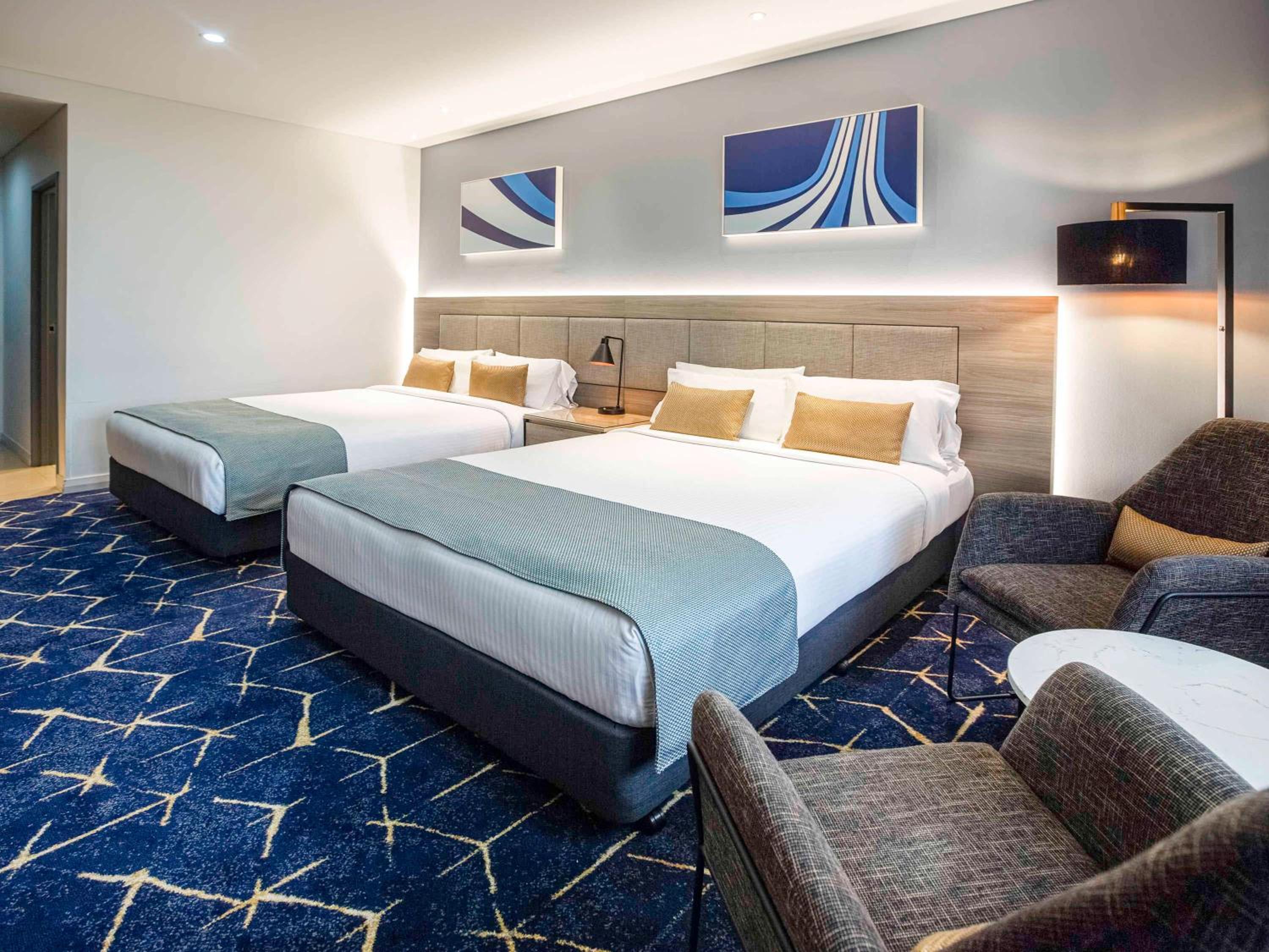 Standard Room with 2 Queen Beds - Photo 11