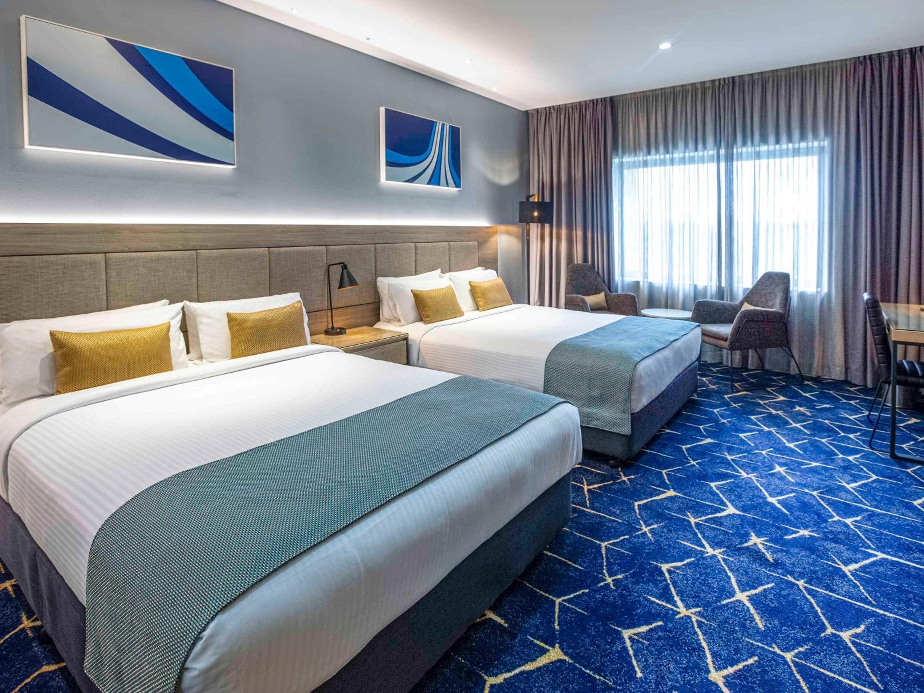 Standard Room with 2 Queen Beds - Photo 10