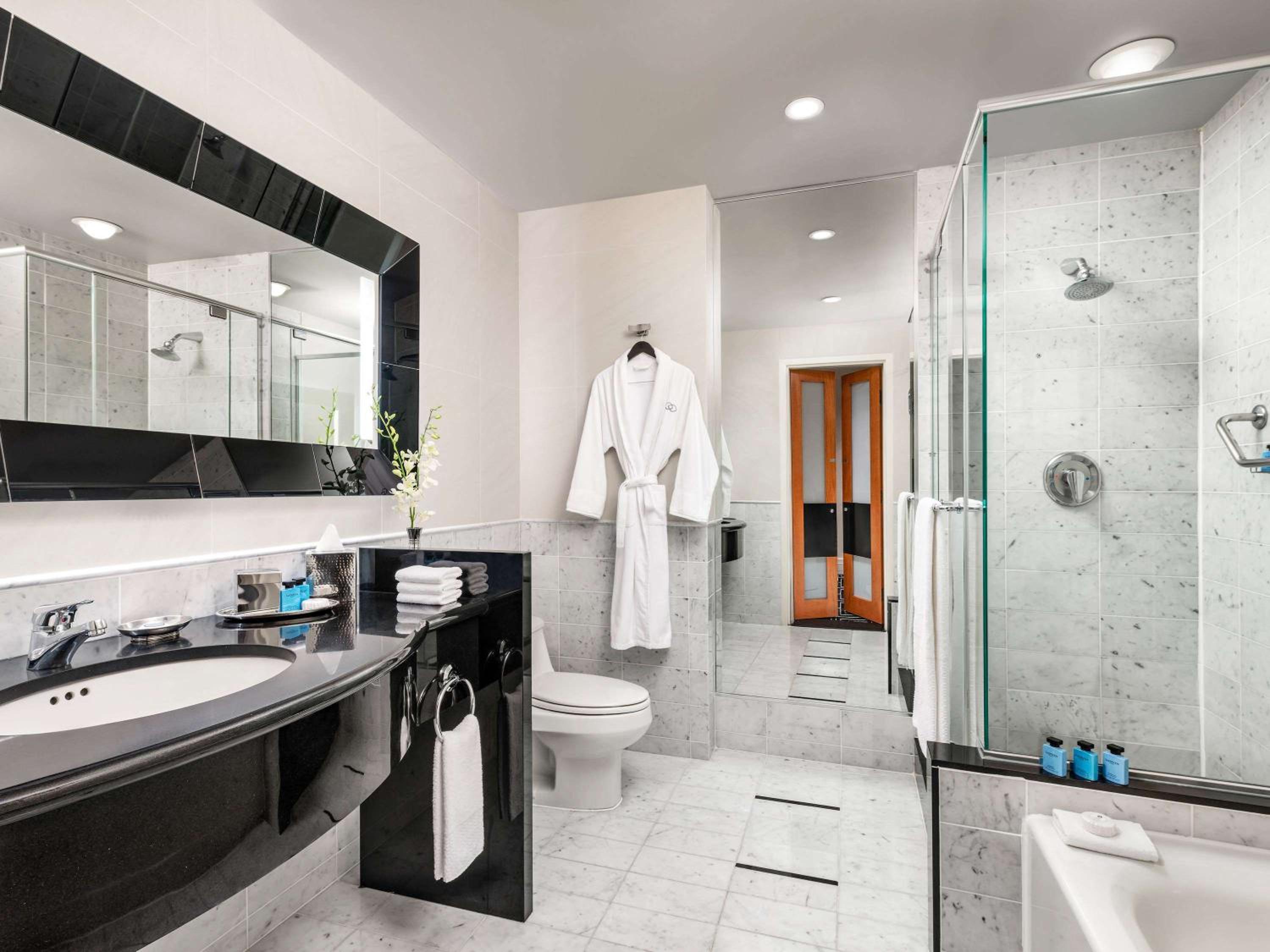 Luxury Corner King Room - Photo 5
