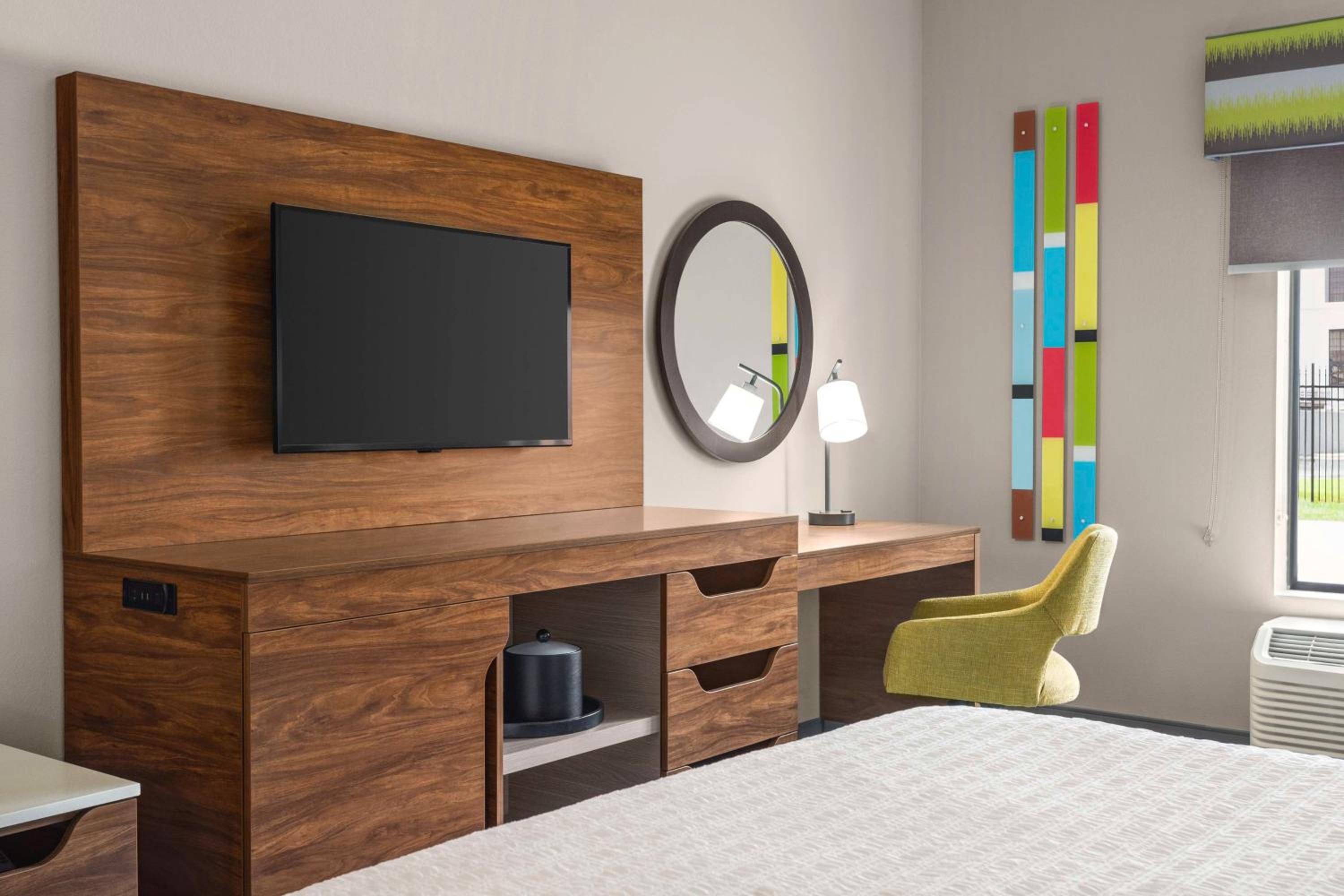 King Room with Sofa Bed - Photo 3