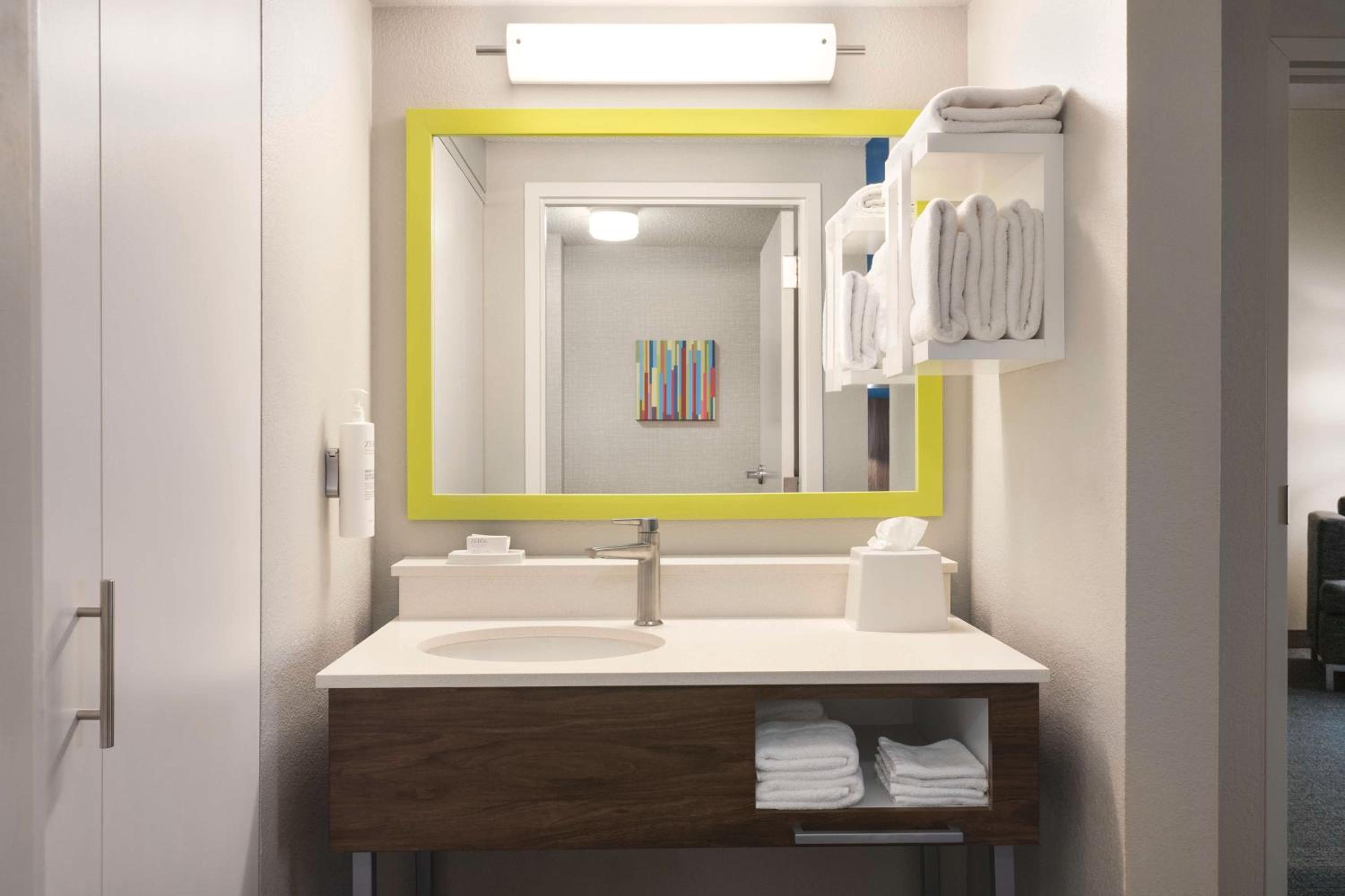 One-Bedroom King Suite with Kitchenette - Photo 4
