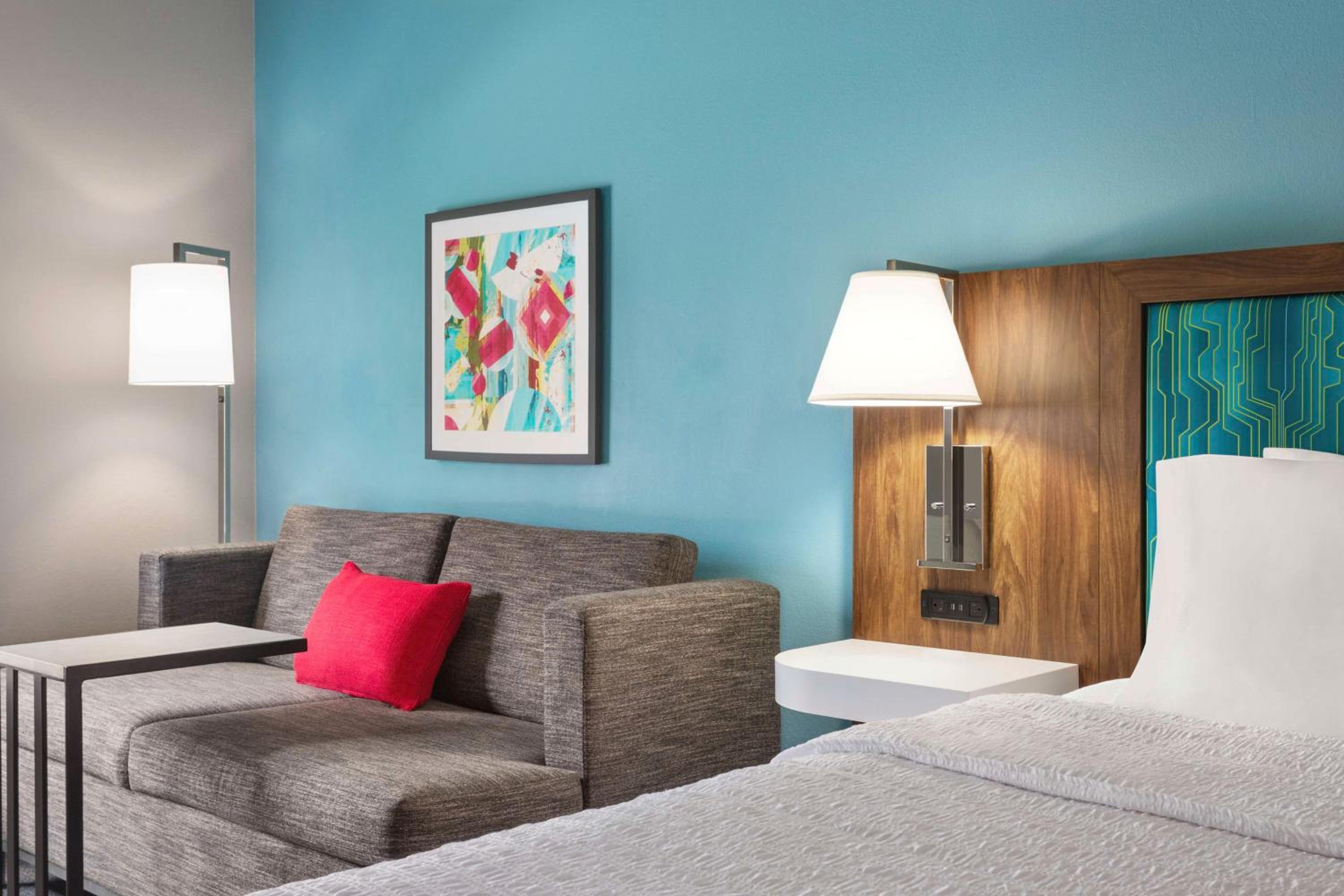 King Room with Sofa Bed - Photo 2