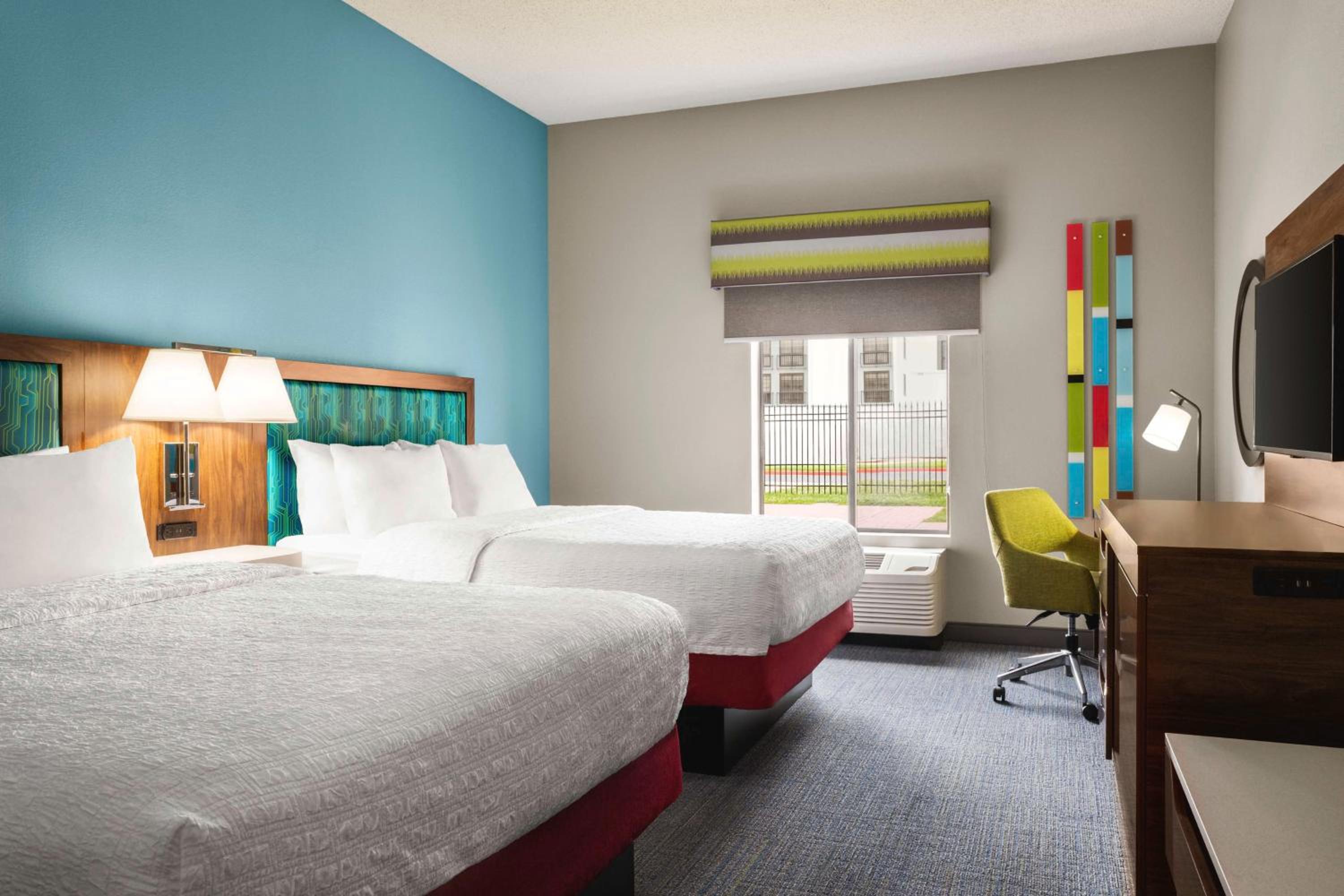 Room with Two Queen Beds - Non-Smoking - Photo 4