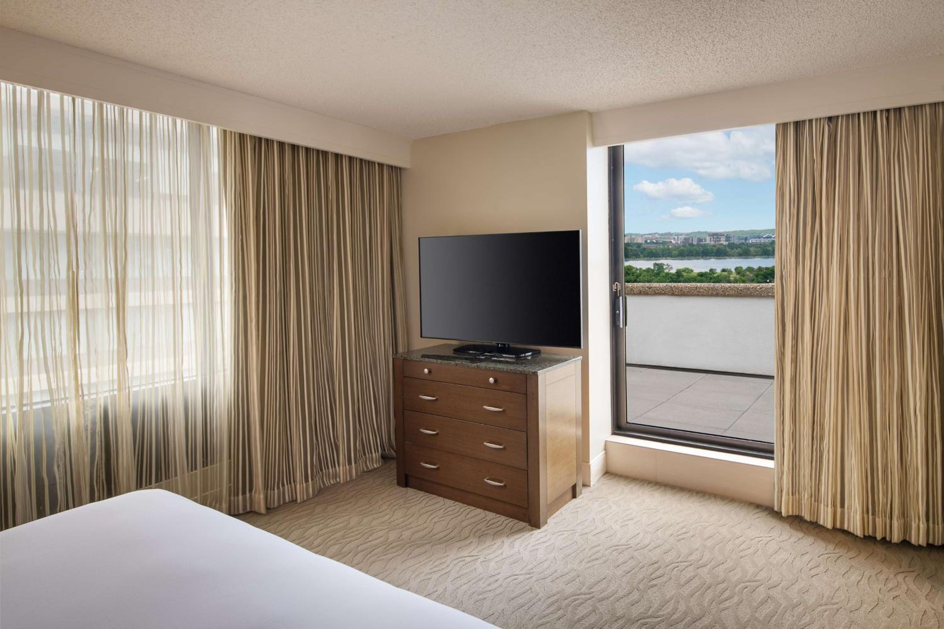 One-Bedroom King Suite with Balcony - Photo 4
