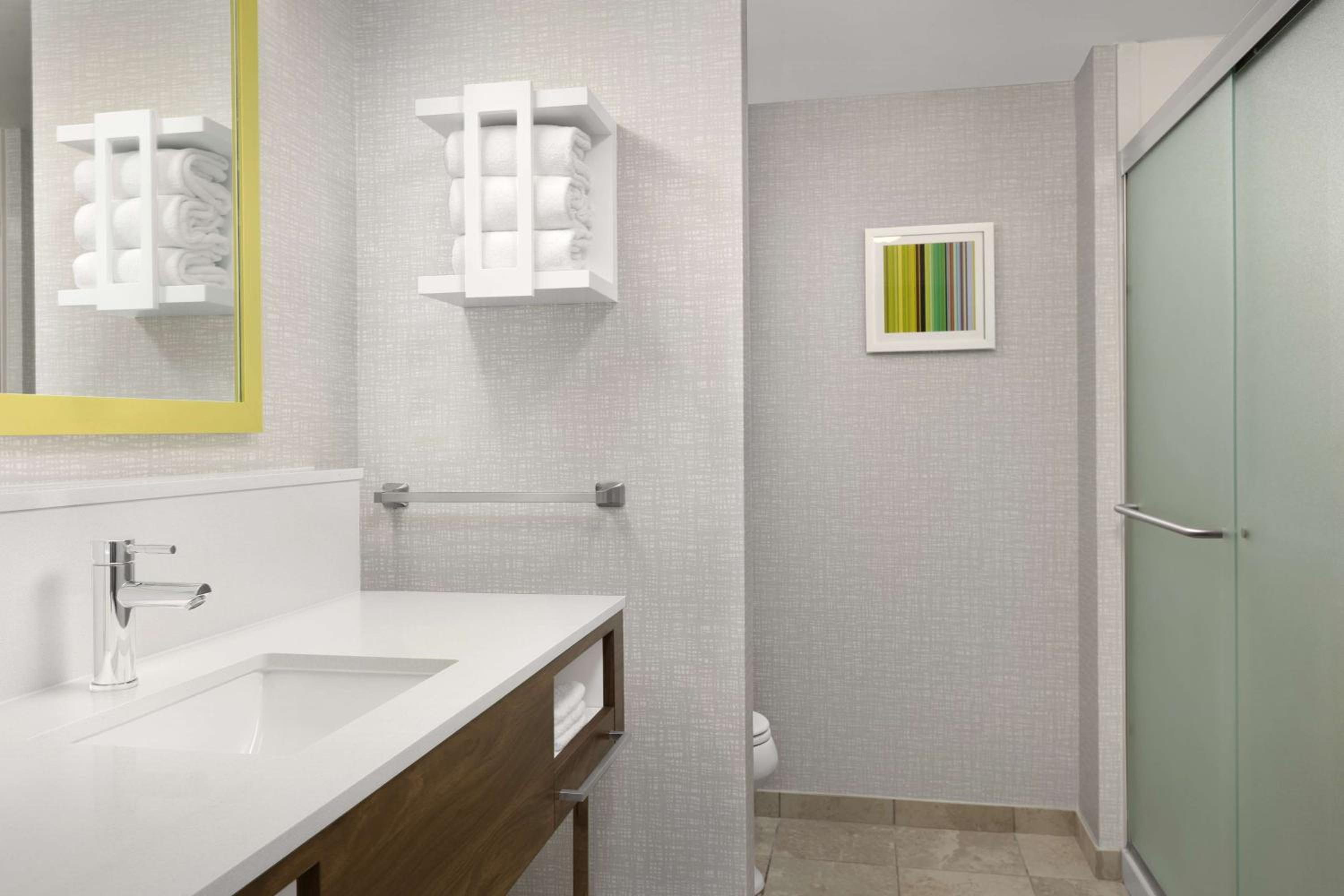 Room, 2 Queen Beds, Accessible, Bathtub