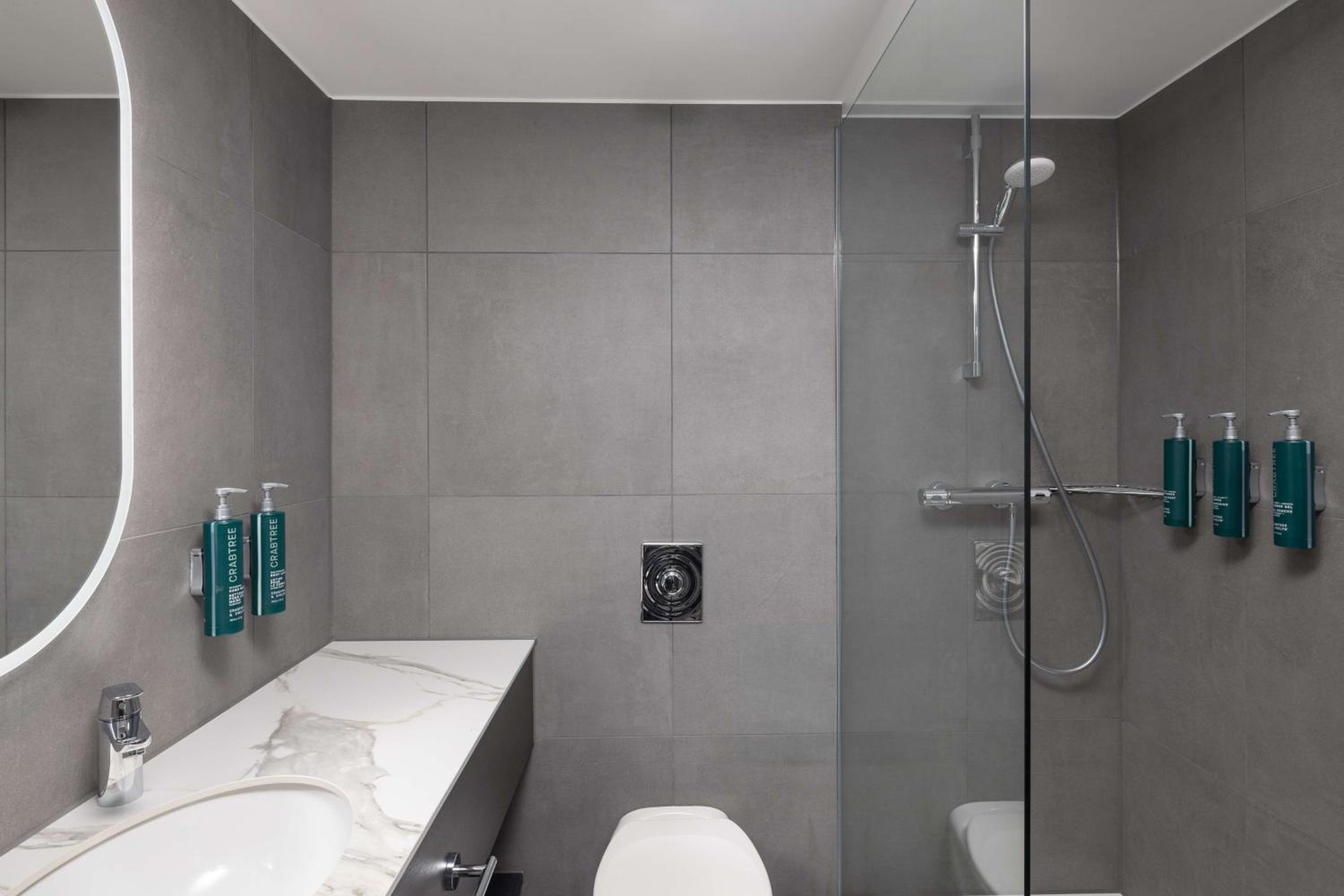 Premium Twin Room thumbnail 6