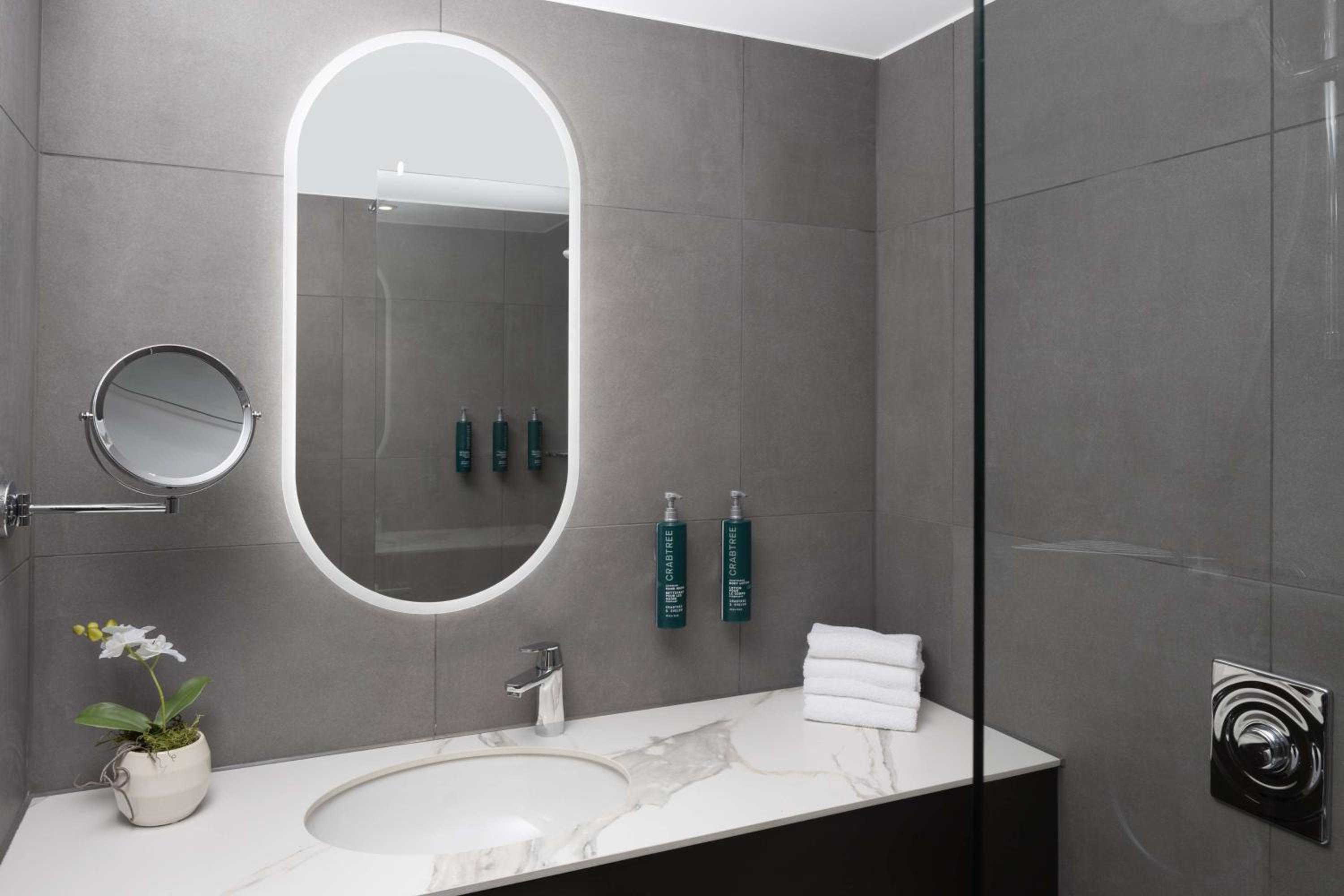 Premium Twin Room thumbnail 5